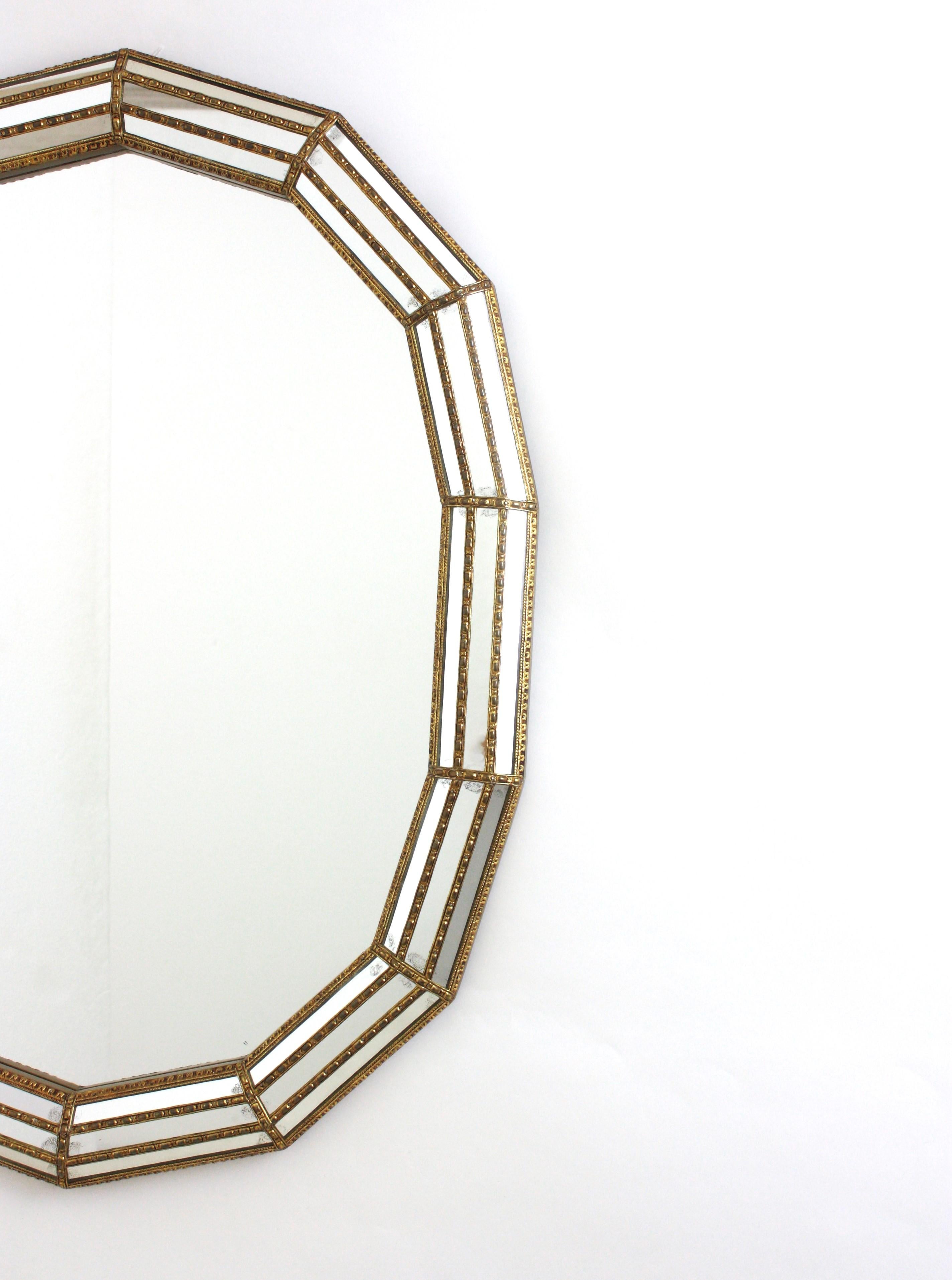 Specchio ovale moderno veneziano con dettagli in ottone, 1960 in vendita 1