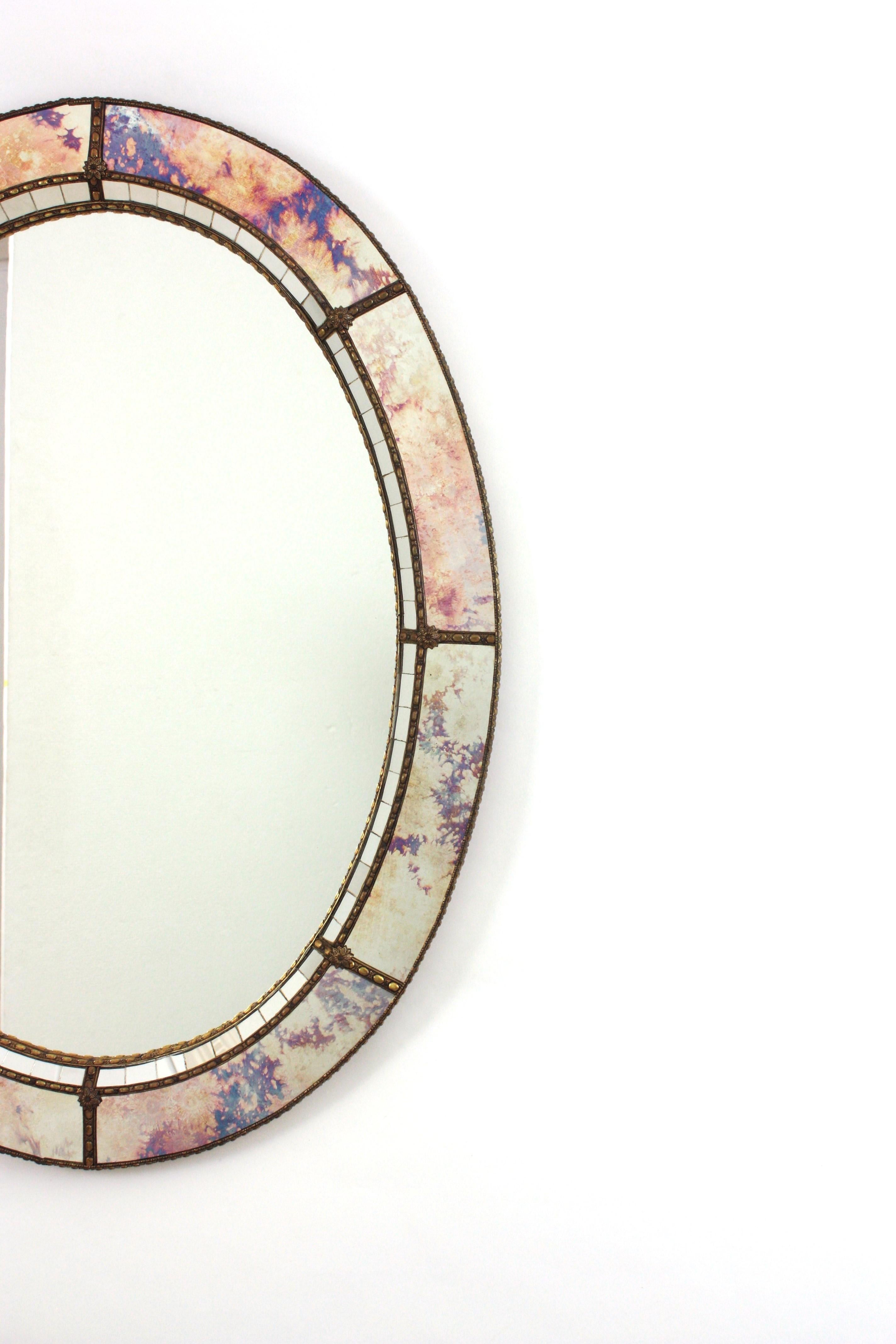 Miroir ovale moderne vénitien avec verre rose pourpre et détails en laiton en vente 2