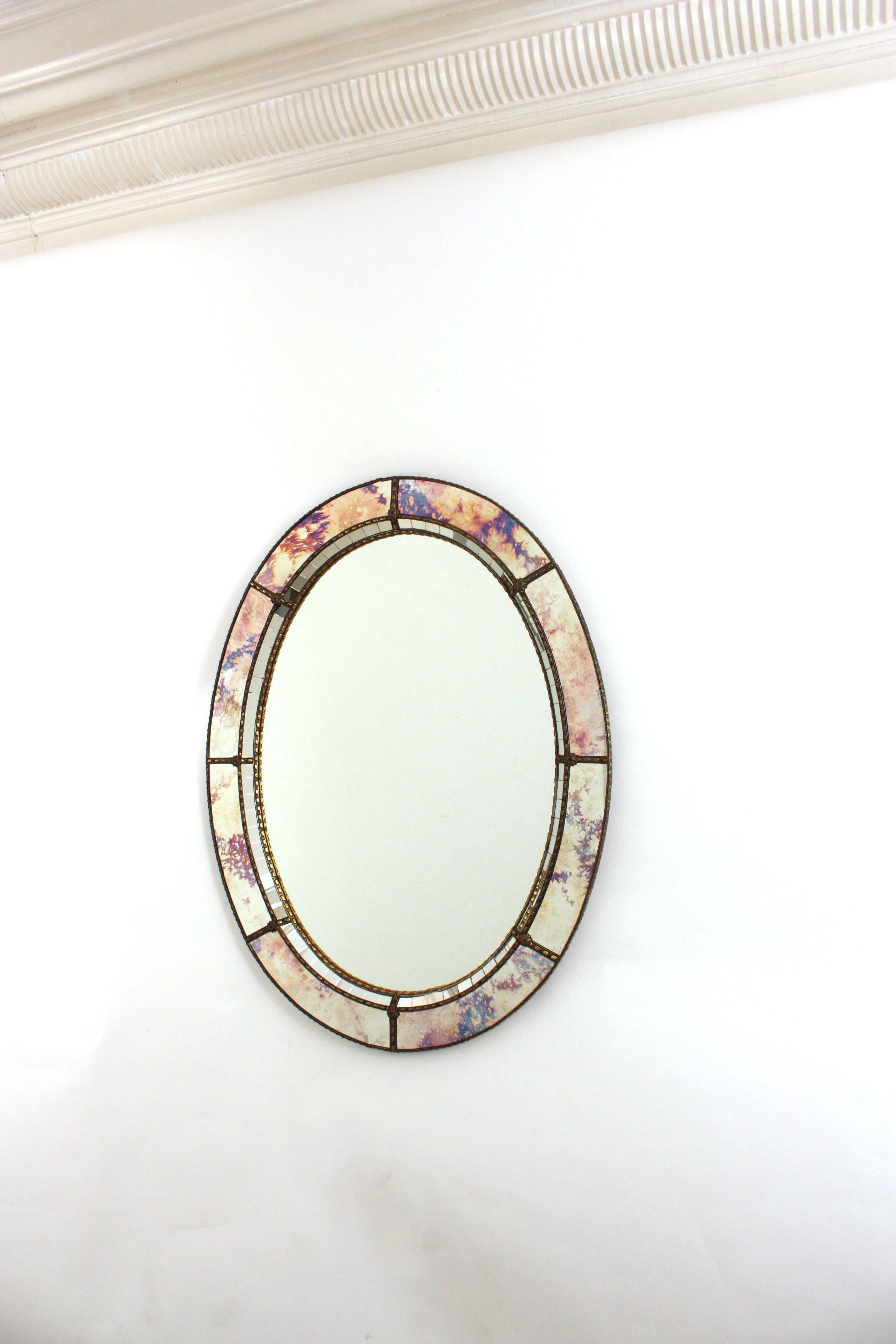 Miroir ovale moderne vénitien avec verre rose pourpre et détails en laiton en vente 3