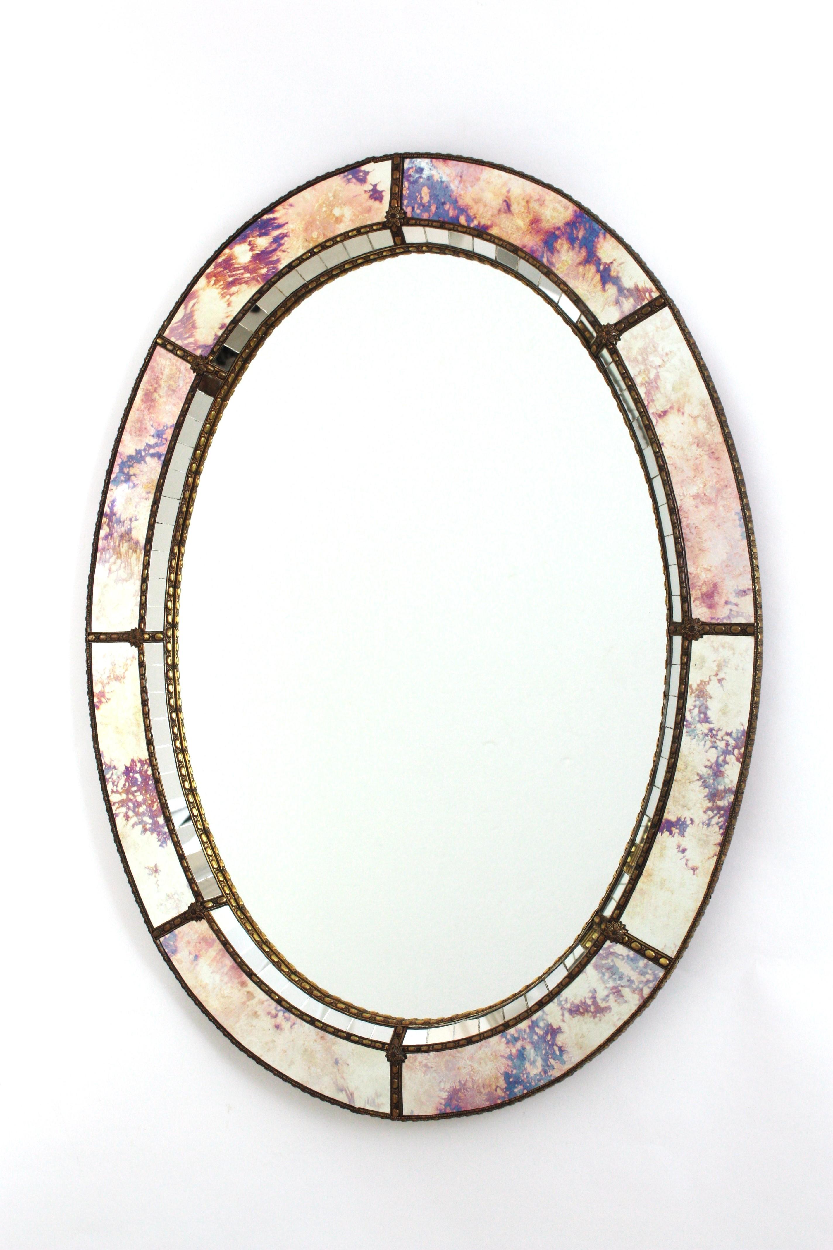 Miroir ovale moderne vénitien avec verre rose pourpre et détails en laiton en vente 4
