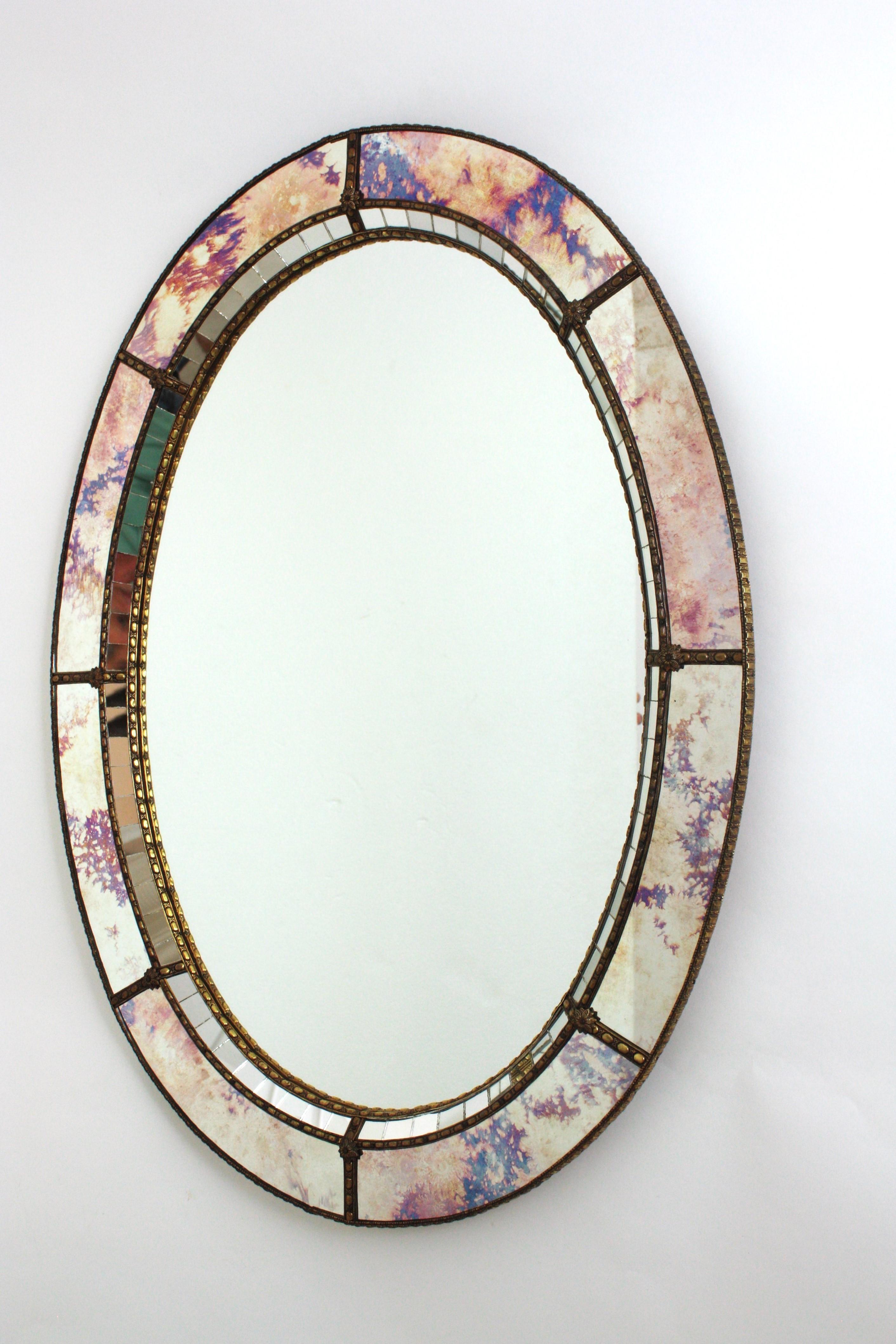 Miroir ovale moderne vénitien avec verre rose pourpre et détails en laiton en vente 5