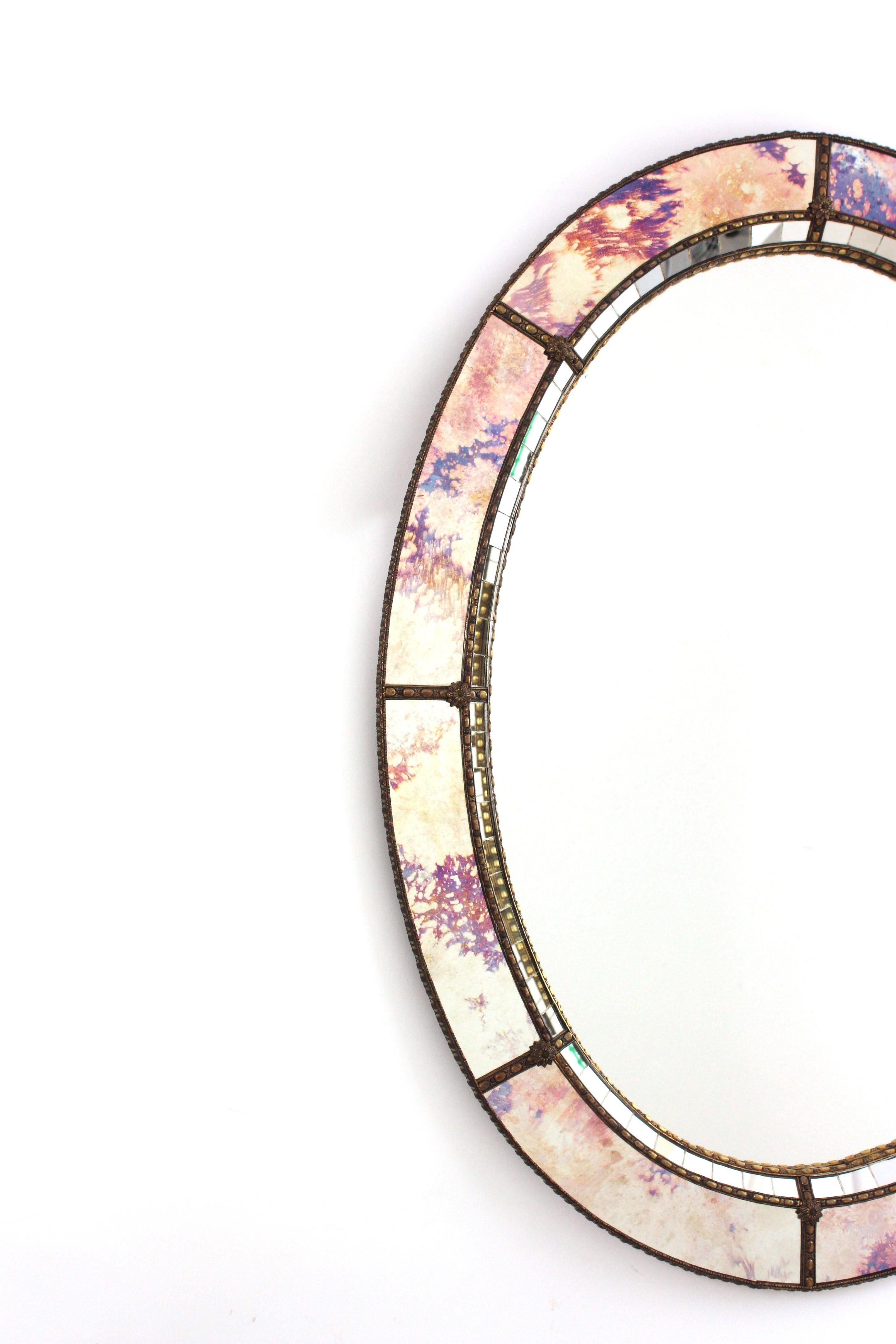 Hollywood Regency Miroir ovale moderne vénitien avec verre rose pourpre et détails en laiton en vente