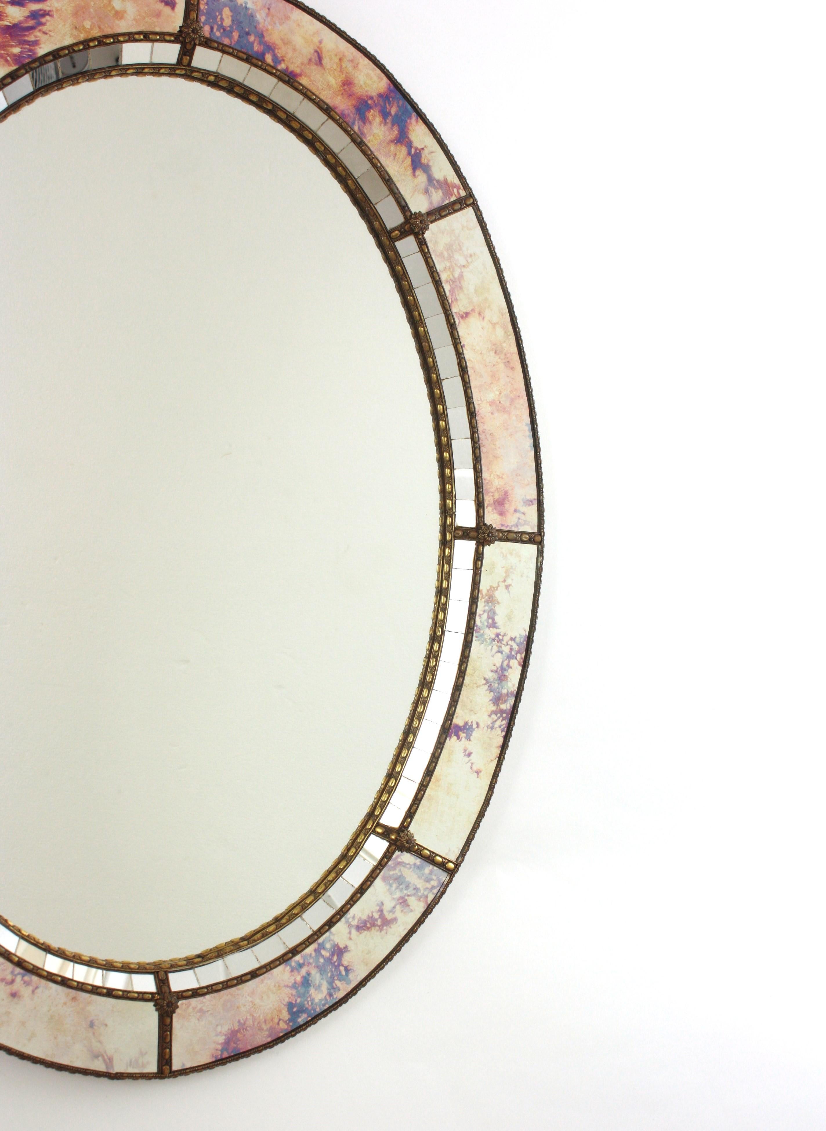 Espagnol Miroir ovale moderne vénitien avec verre rose pourpre et détails en laiton en vente