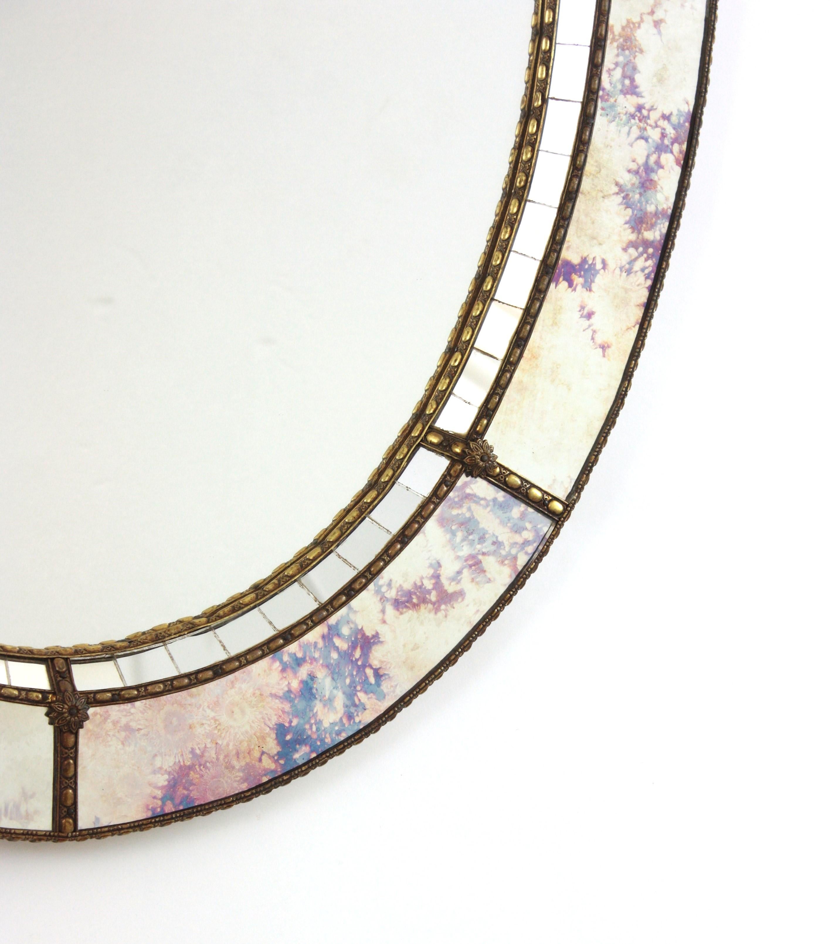 Fait main Miroir ovale moderne vénitien avec verre rose pourpre et détails en laiton en vente