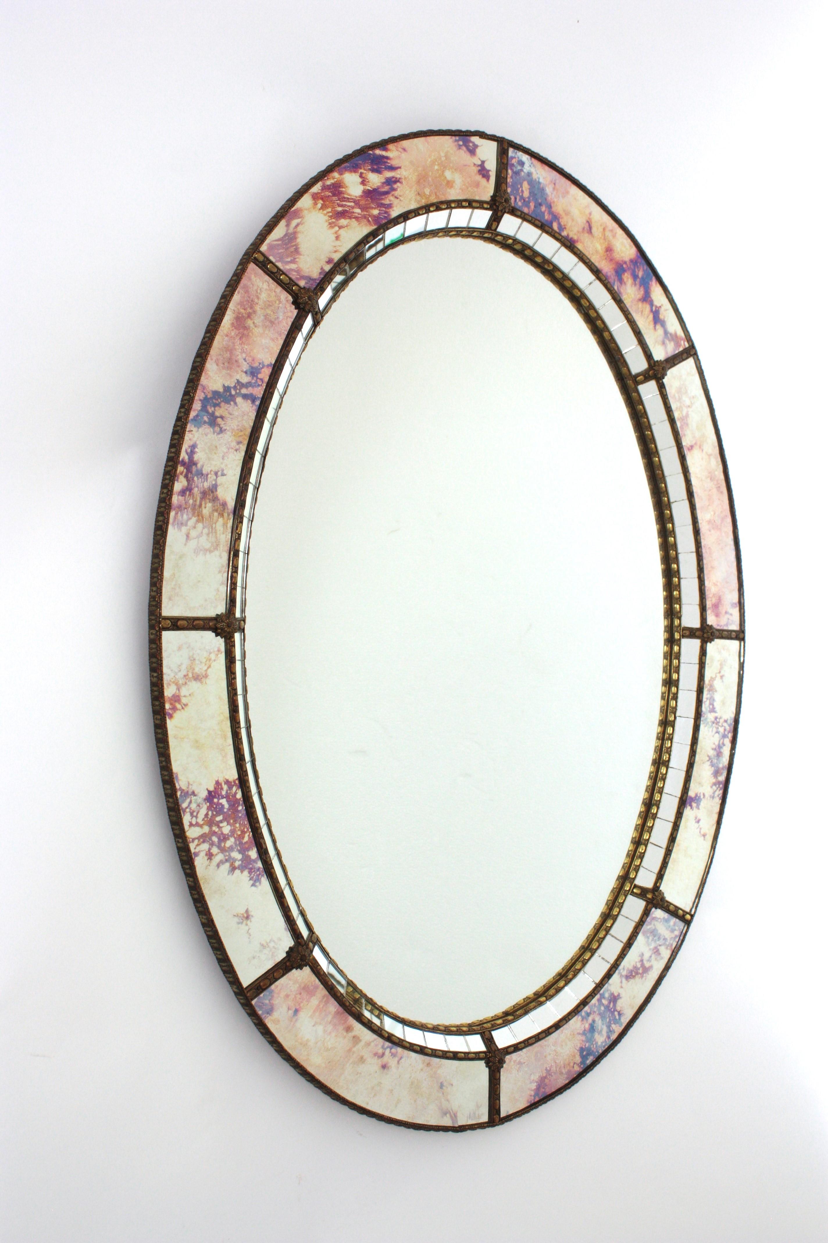 Miroir ovale moderne vénitien avec verre rose pourpre et détails en laiton Bon état - En vente à Barcelona, ES