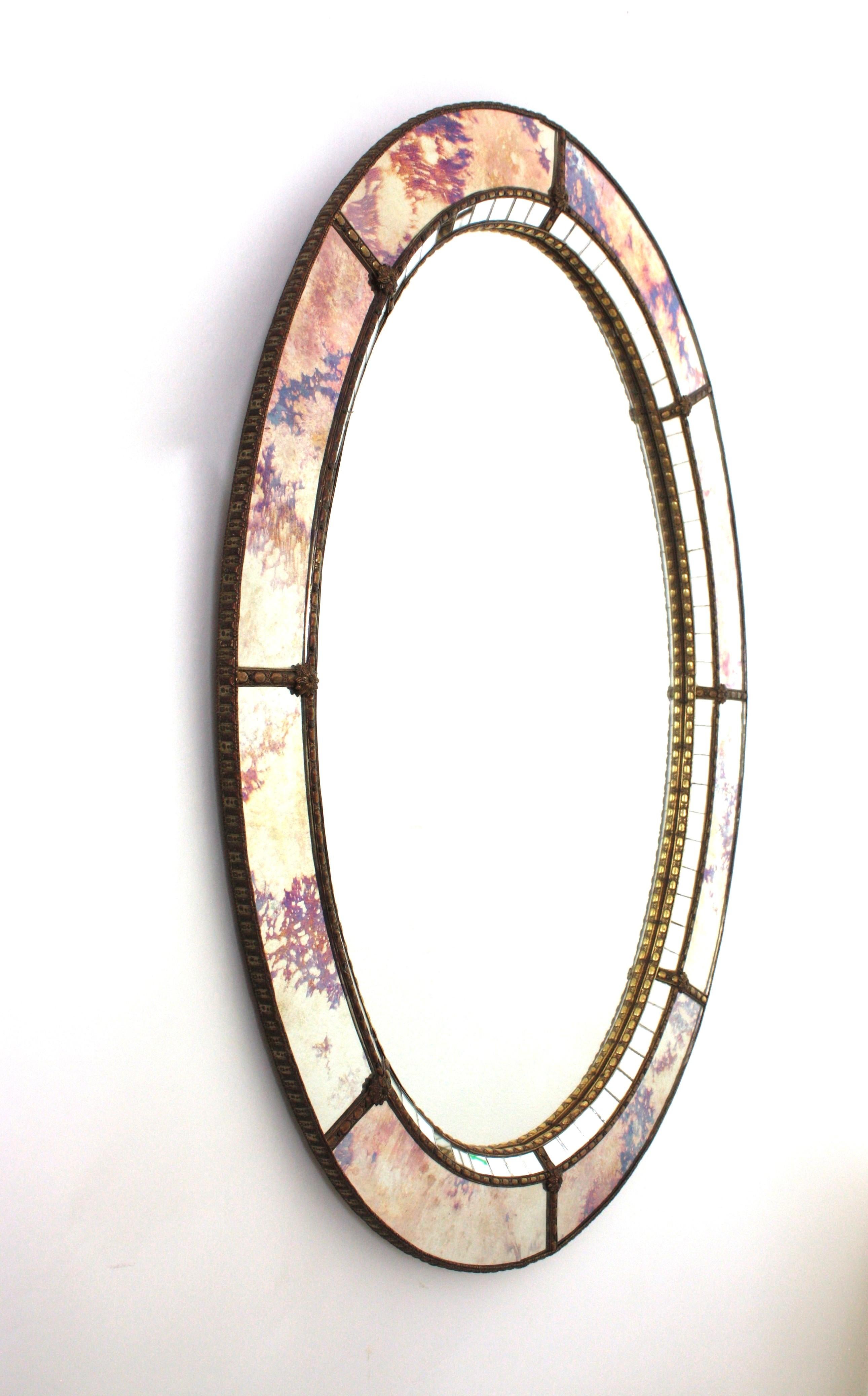 20ième siècle Miroir ovale moderne vénitien avec verre rose pourpre et détails en laiton en vente
