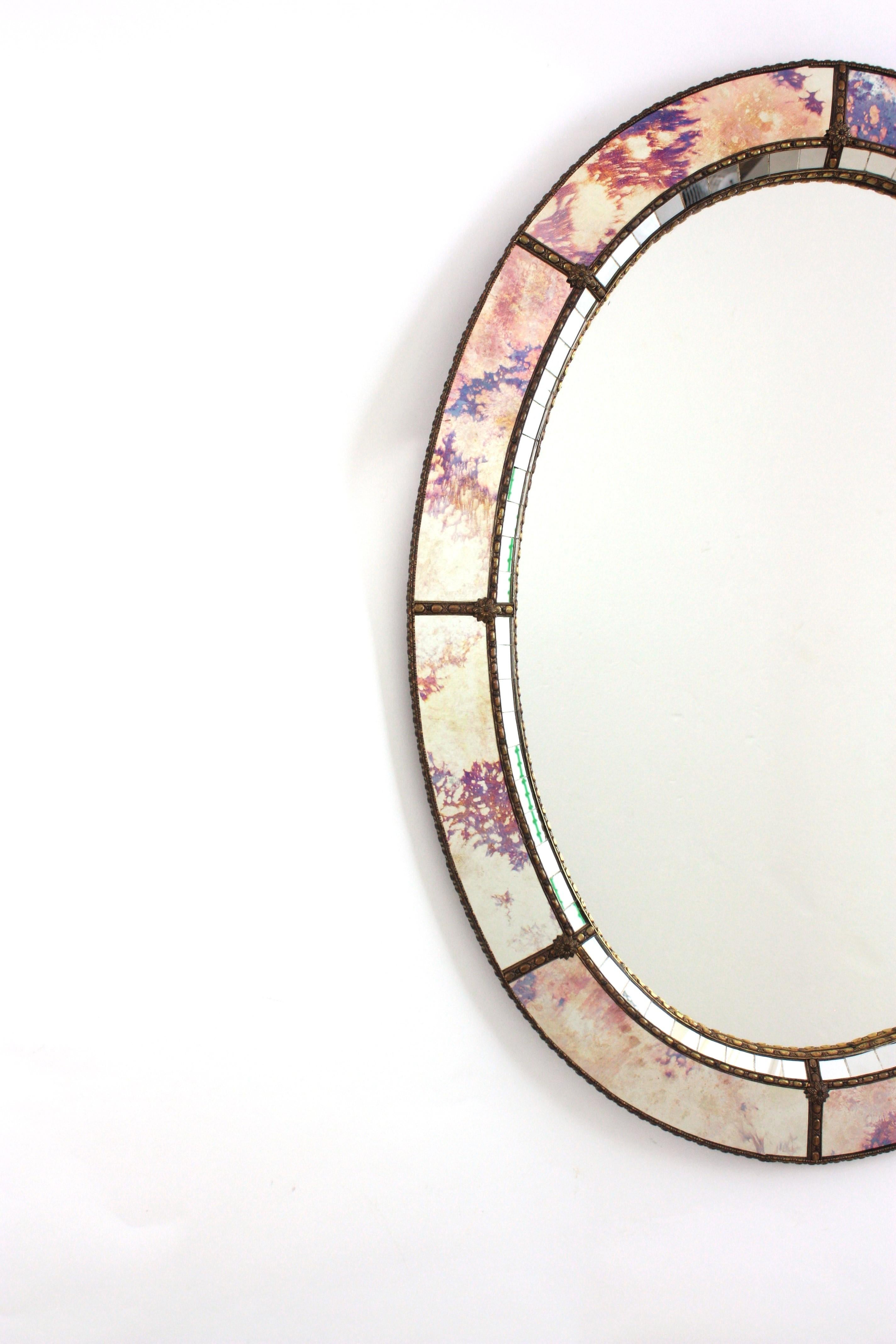 Métal Miroir ovale moderne vénitien avec verre rose pourpre et détails en laiton en vente