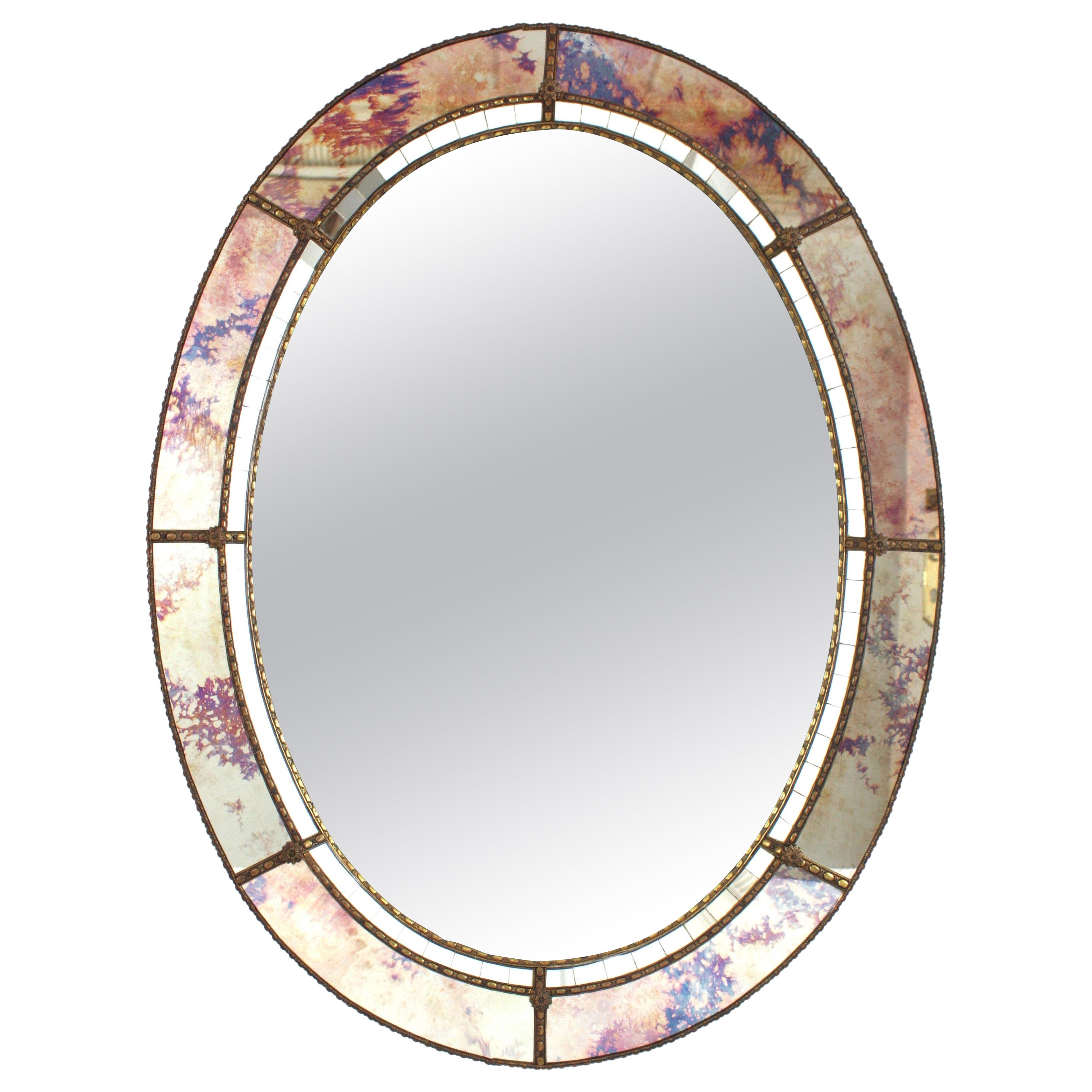 Miroir ovale moderne vénitien avec verre rose pourpre et détails en laiton en vente