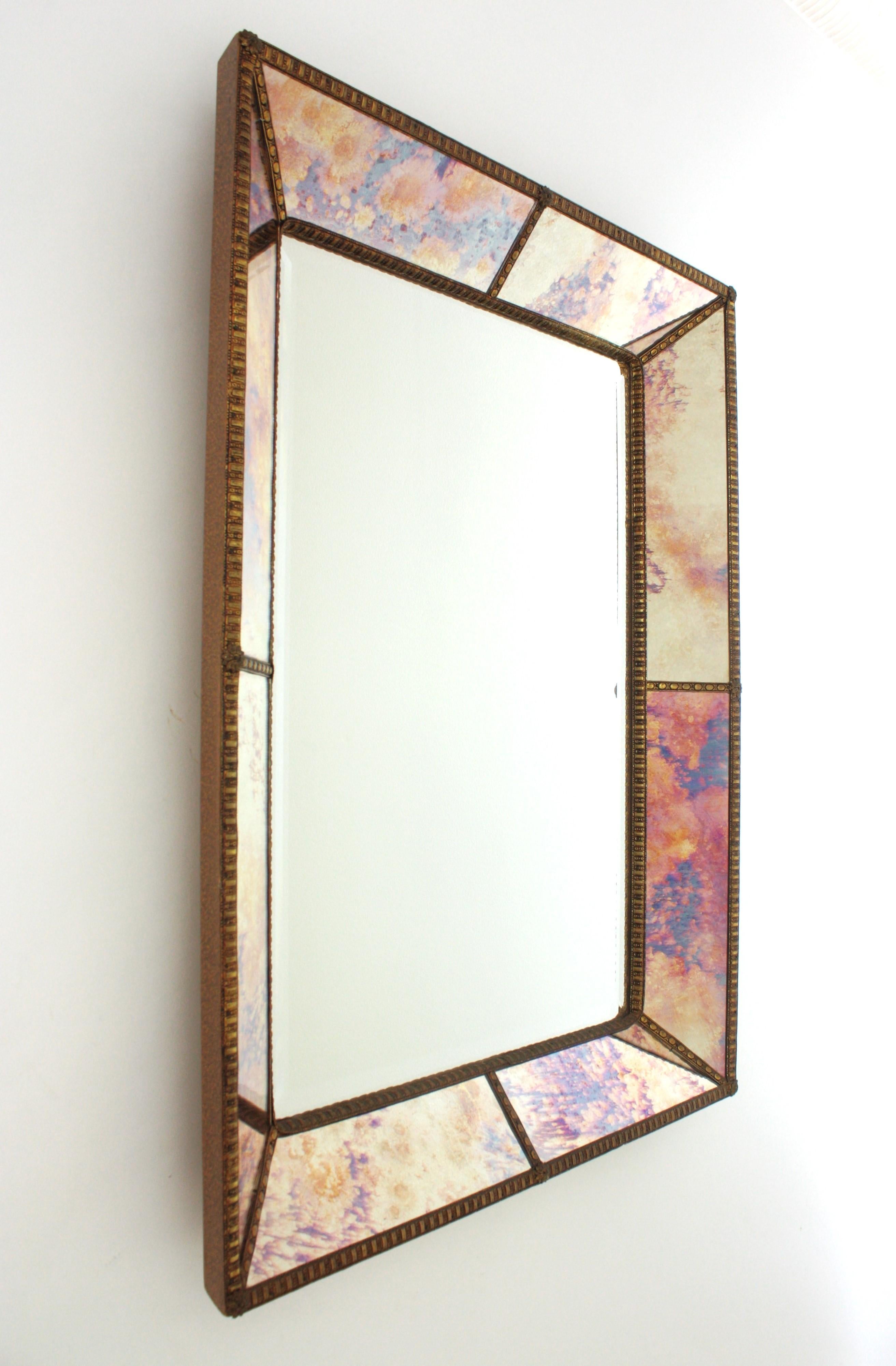 Hollywood Regency Miroir rectangulaire vénitien moderne, verre rose violet or bleu et laiton en vente