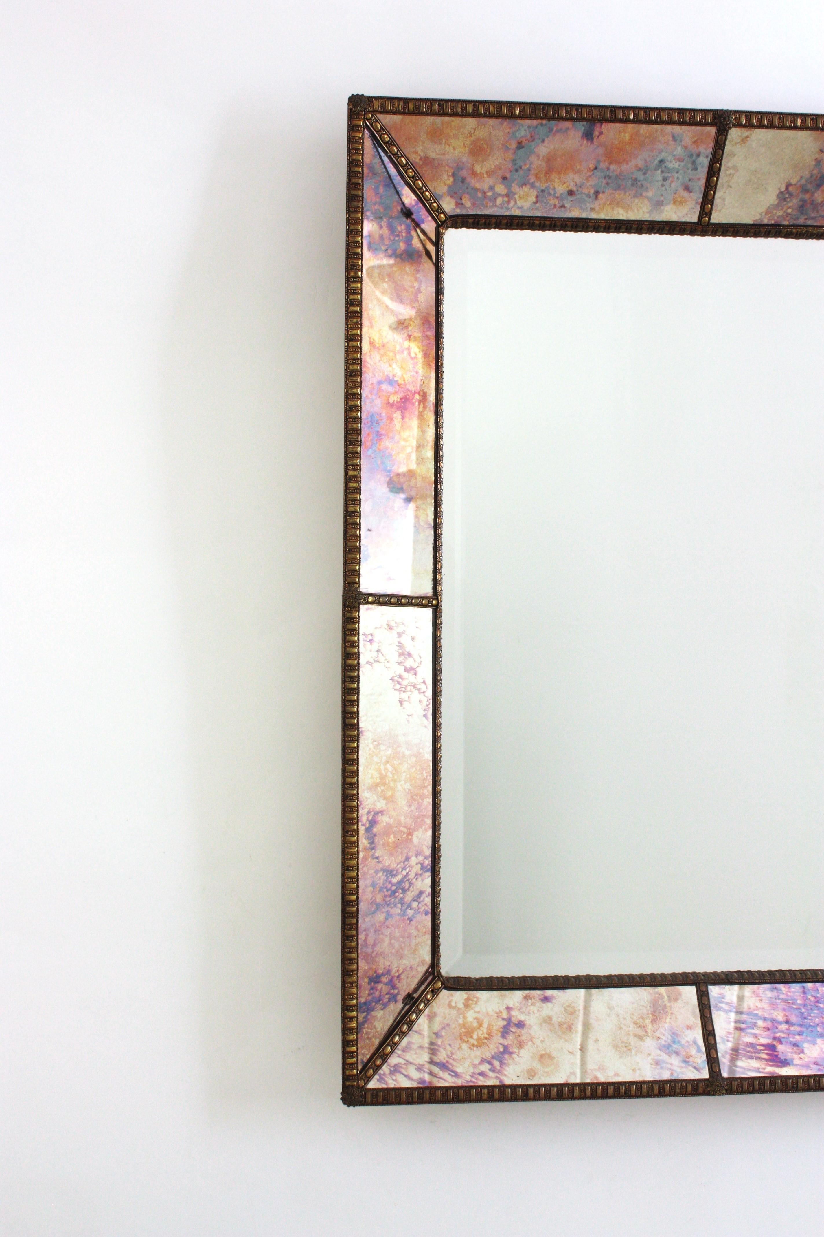 Fait main Miroir rectangulaire vénitien moderne, verre rose violet or bleu et laiton en vente