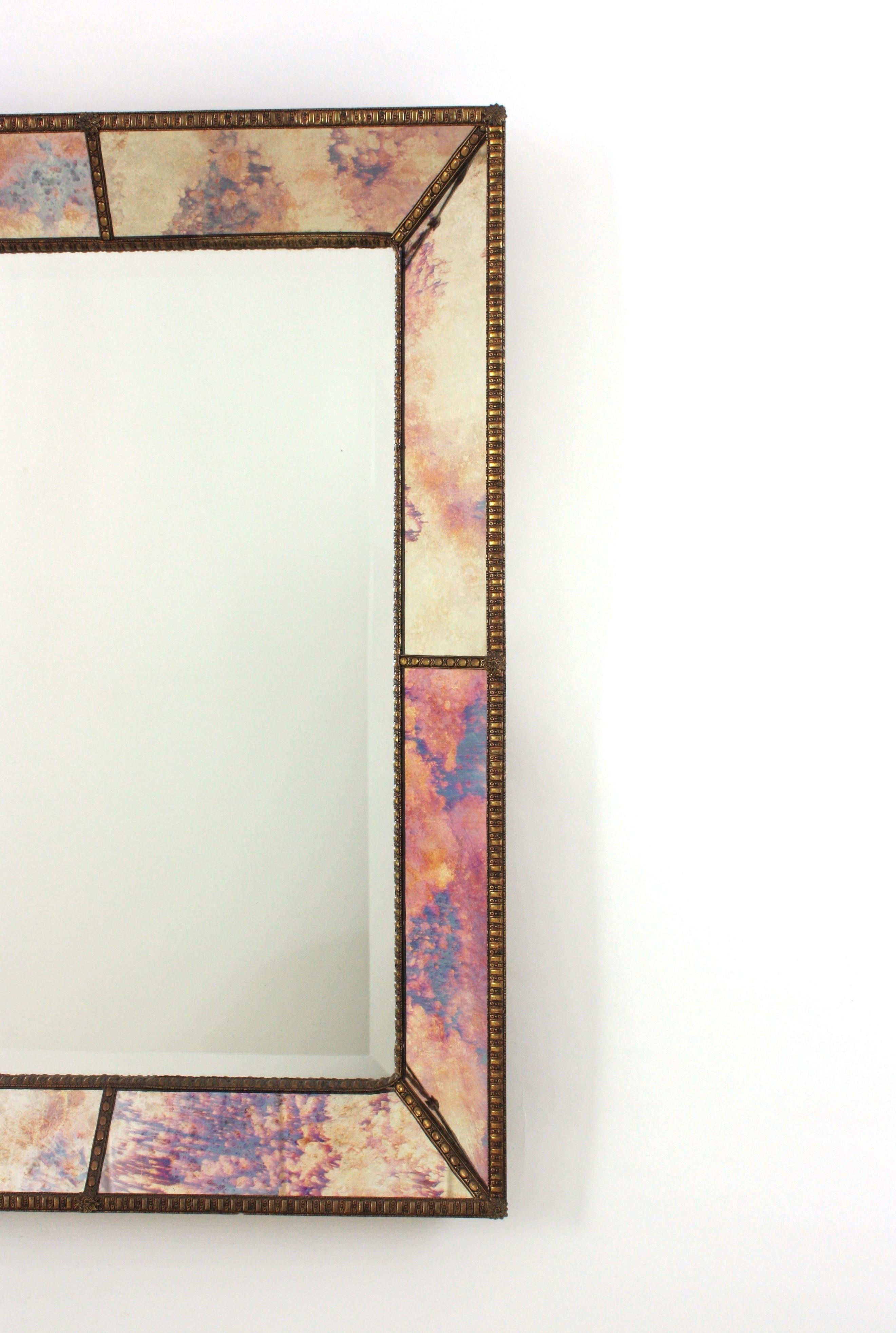 Miroir rectangulaire vénitien moderne, verre rose violet or bleu et laiton Bon état - En vente à Barcelona, ES