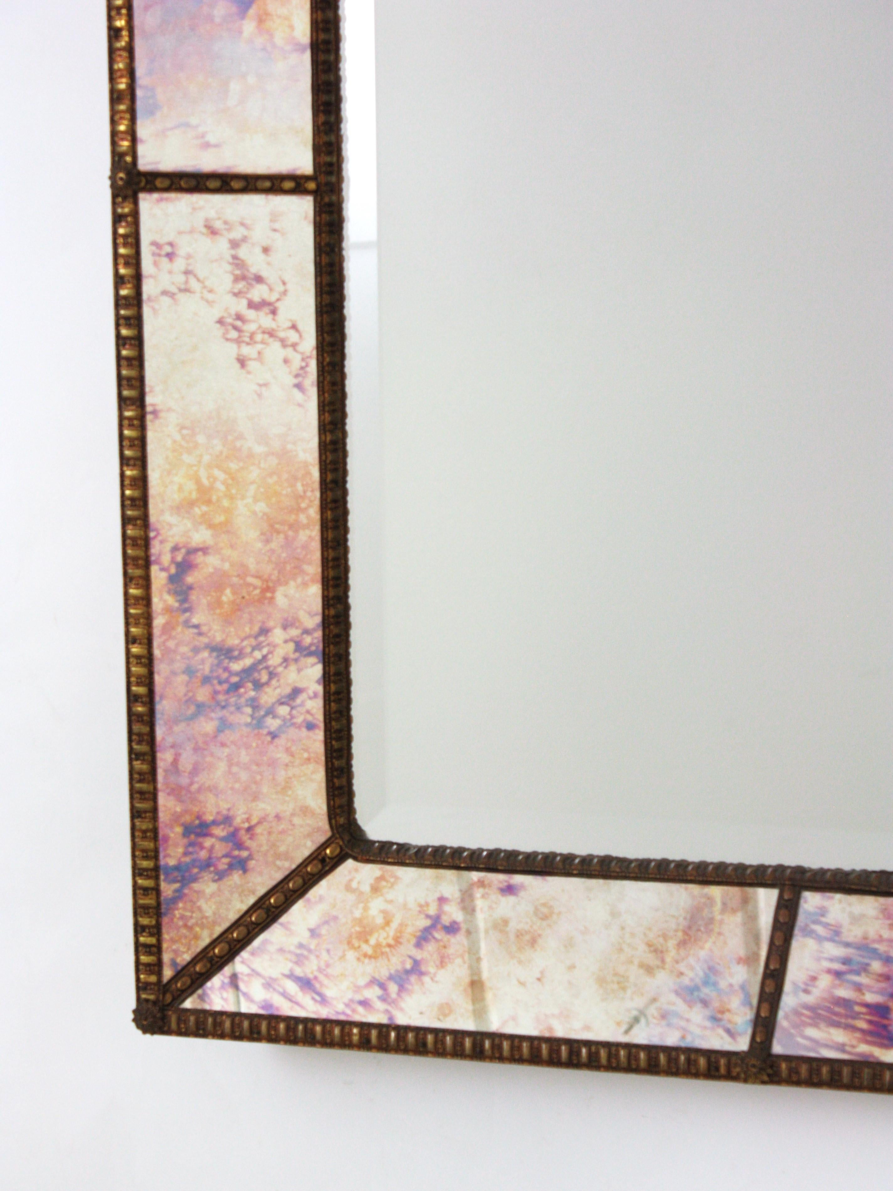 20ième siècle Miroir rectangulaire vénitien moderne, verre rose violet or bleu et laiton en vente