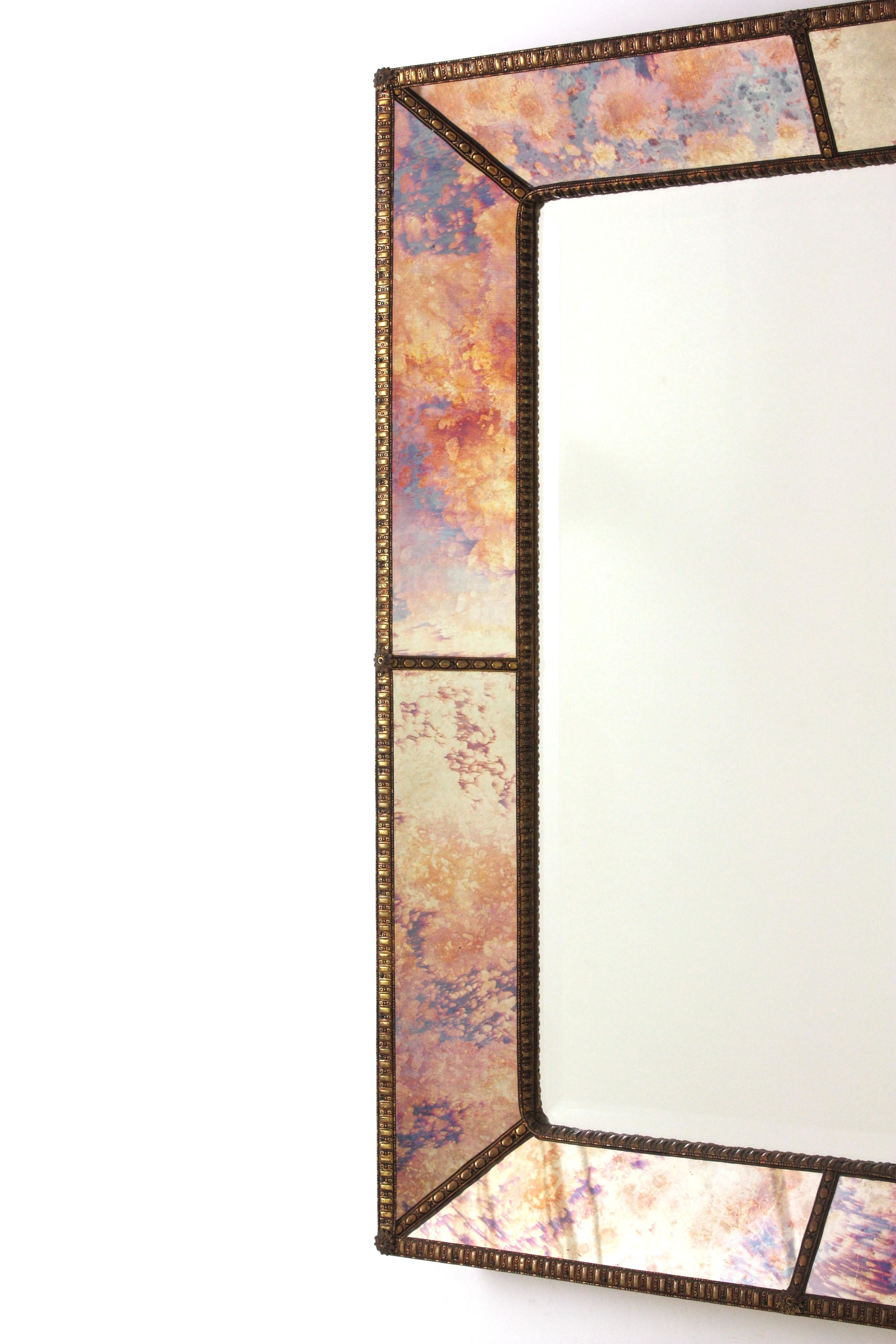 Miroir rectangulaire vénitien moderne, verre rose violet or bleu et laiton en vente 1