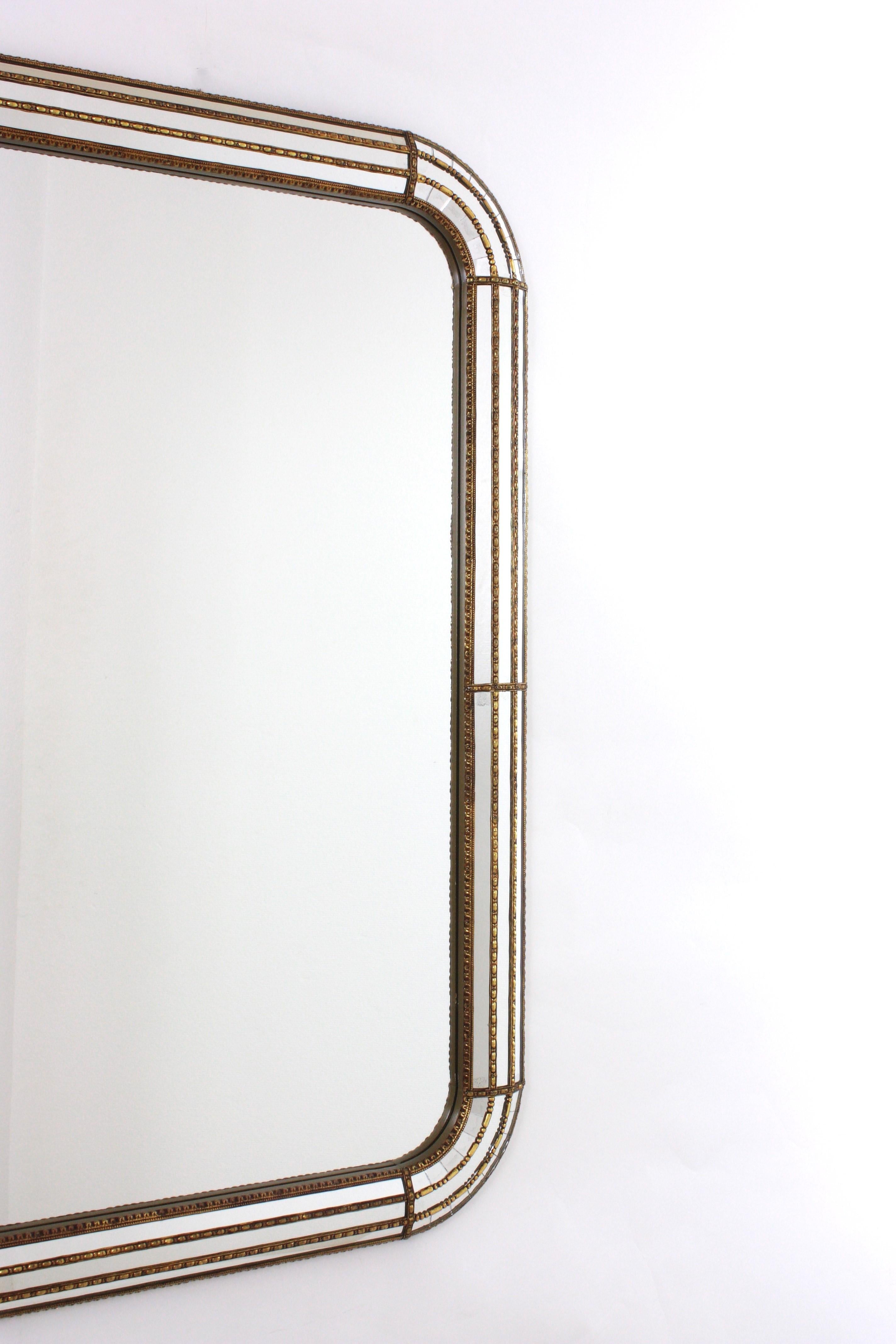 Miroir rectangulaire vénitien moderne avec détails en laiton en vente 2