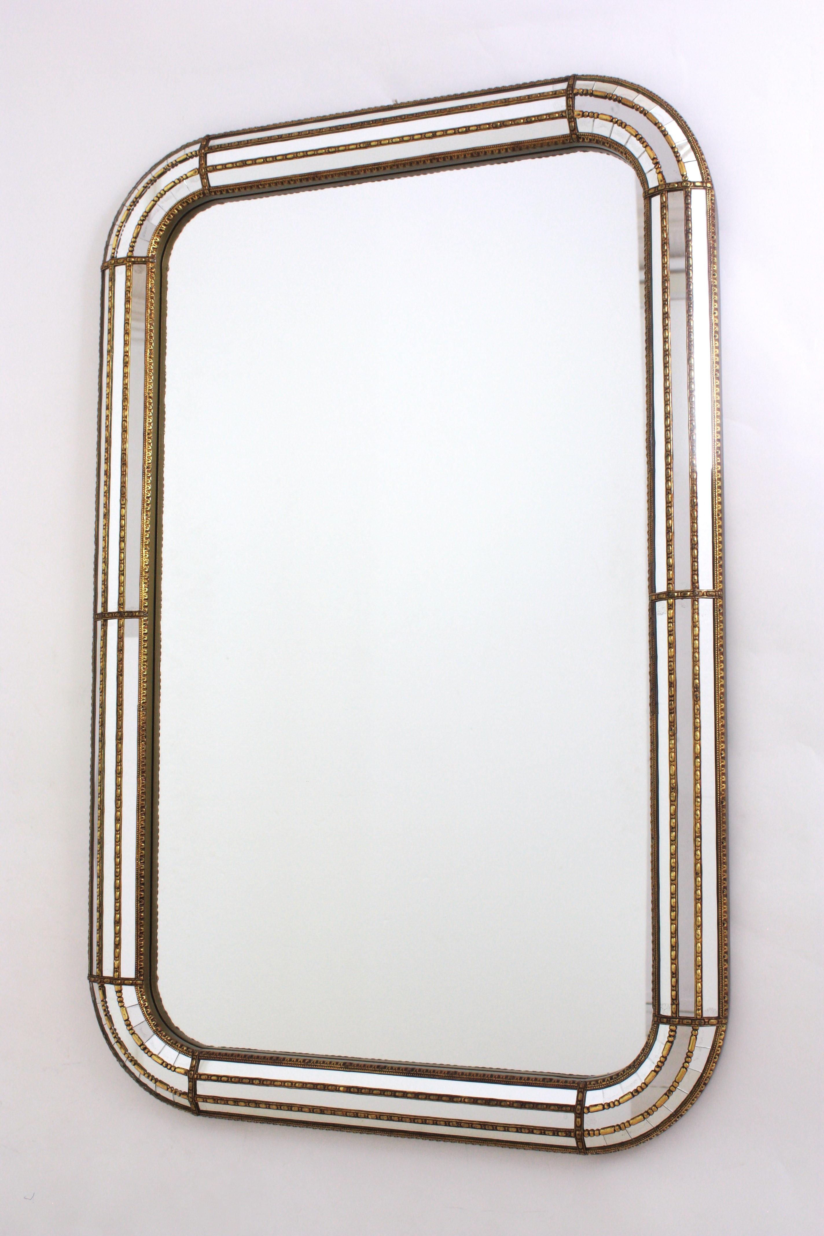 Miroir rectangulaire vénitien moderne avec détails en laiton en vente 3