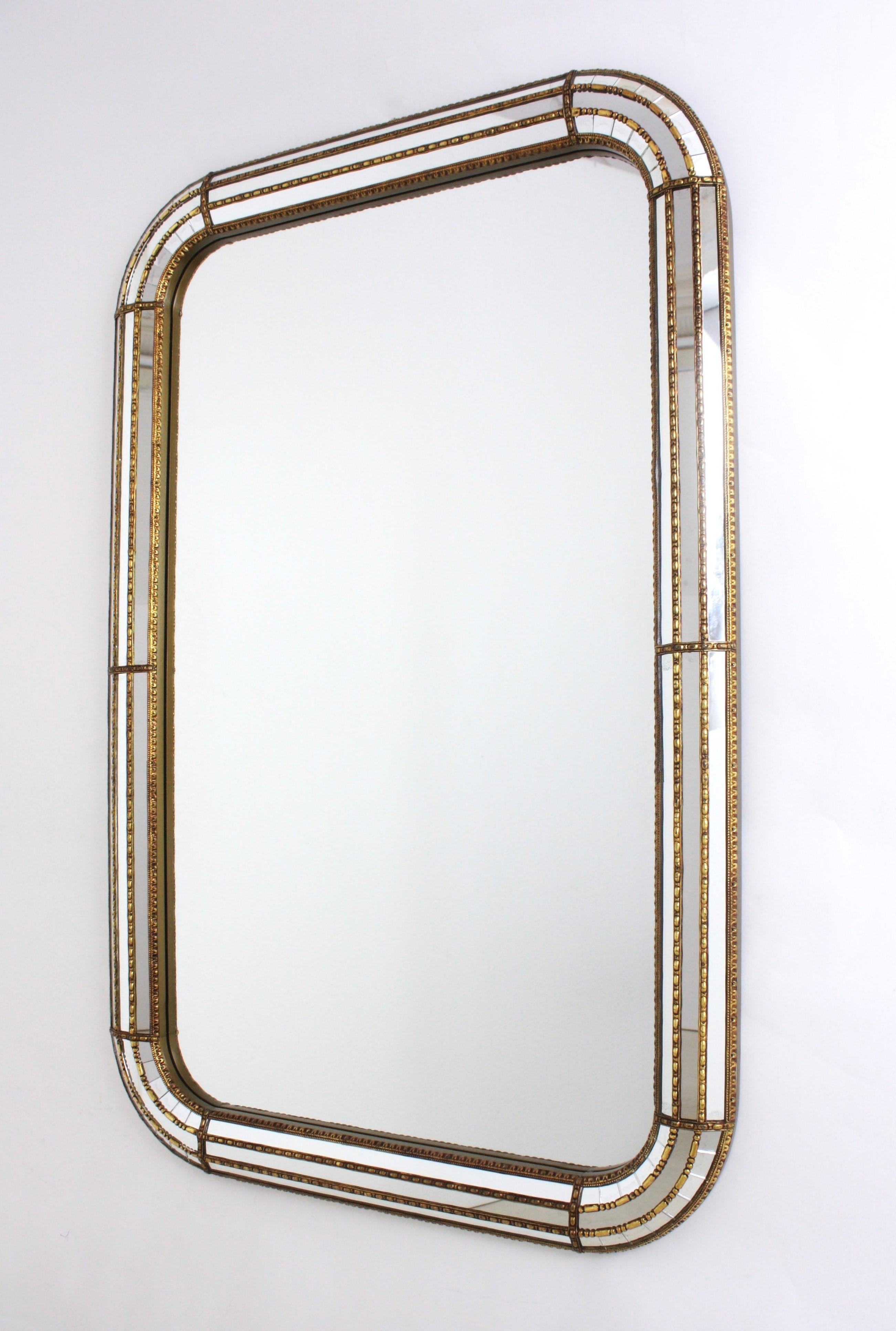 Miroir rectangulaire vénitien moderne avec détails en laiton en vente 4