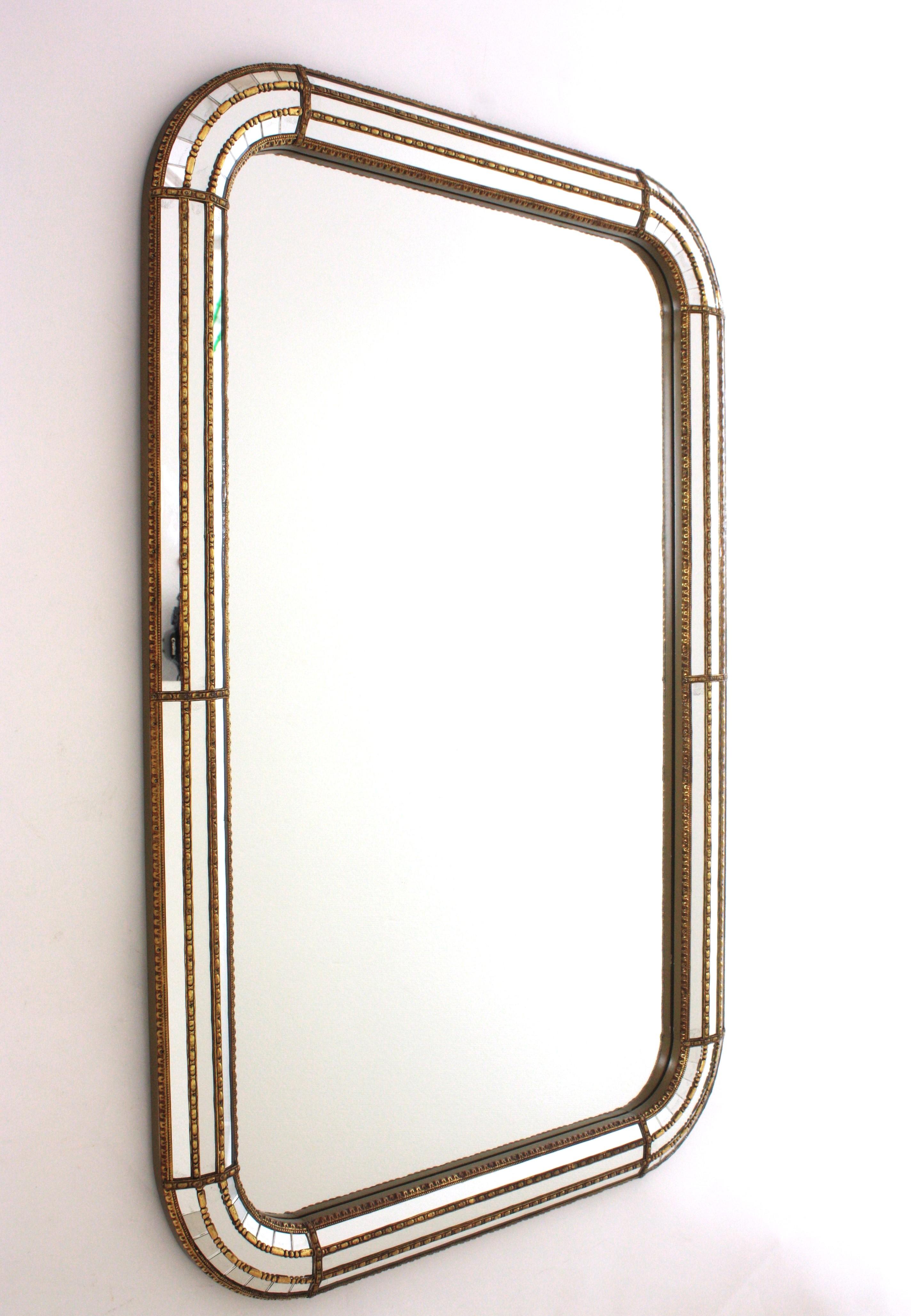 Miroir rectangulaire vénitien moderne avec détails en laiton Bon état - En vente à Barcelona, ES