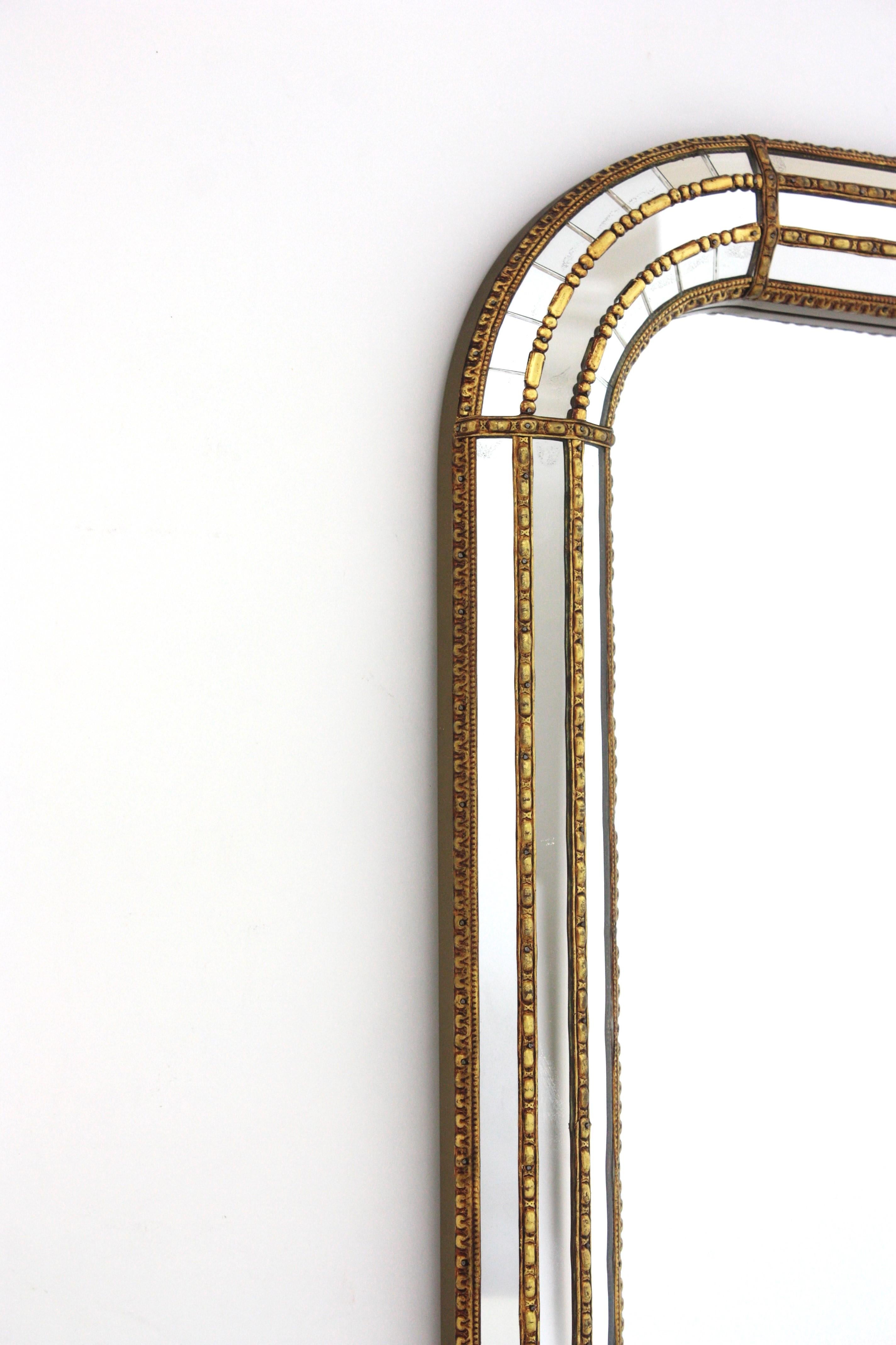 Laiton Miroir rectangulaire vénitien moderne avec détails en laiton en vente
