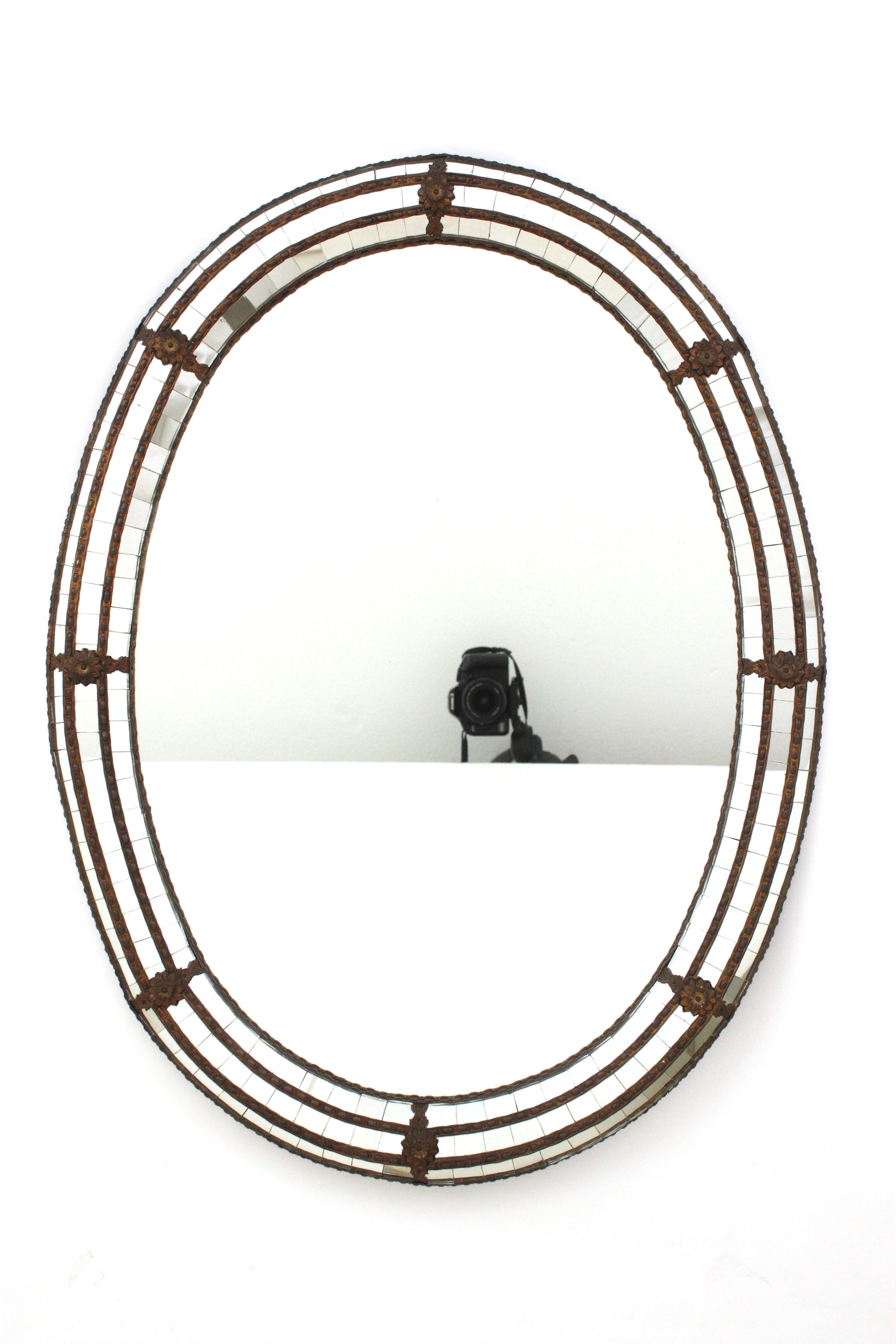 Miroir mural ovale de style vénitien Regency moderne avec accents en métal doré, Espagne, années 1960
Miroir de forme ovale avec cadre en mosaïque de miroir à trois couches, encastré dans une structure en bois. Chaque couche est composée de petits