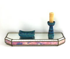 Consolle moderna veneziana da parete, specchi rosa e viola e dettagli in ottone