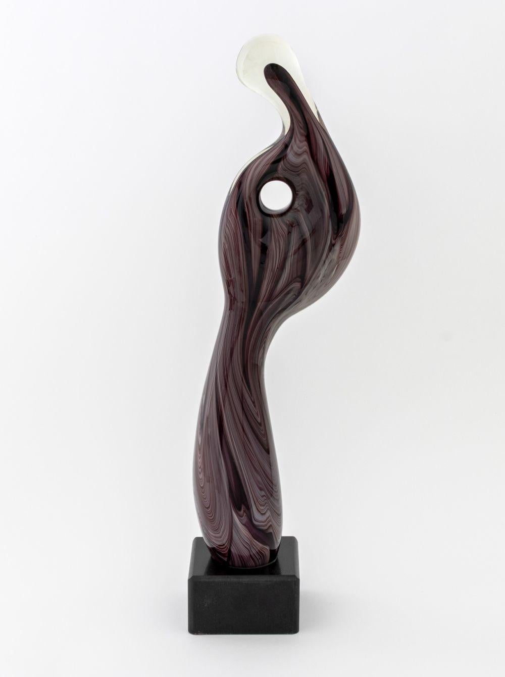 Abstrakte Skulptur aus venezianischem Murano-Kunstglas, violett, unsigniert, auf ebonisiertem Holzsockel montiert. 24,5