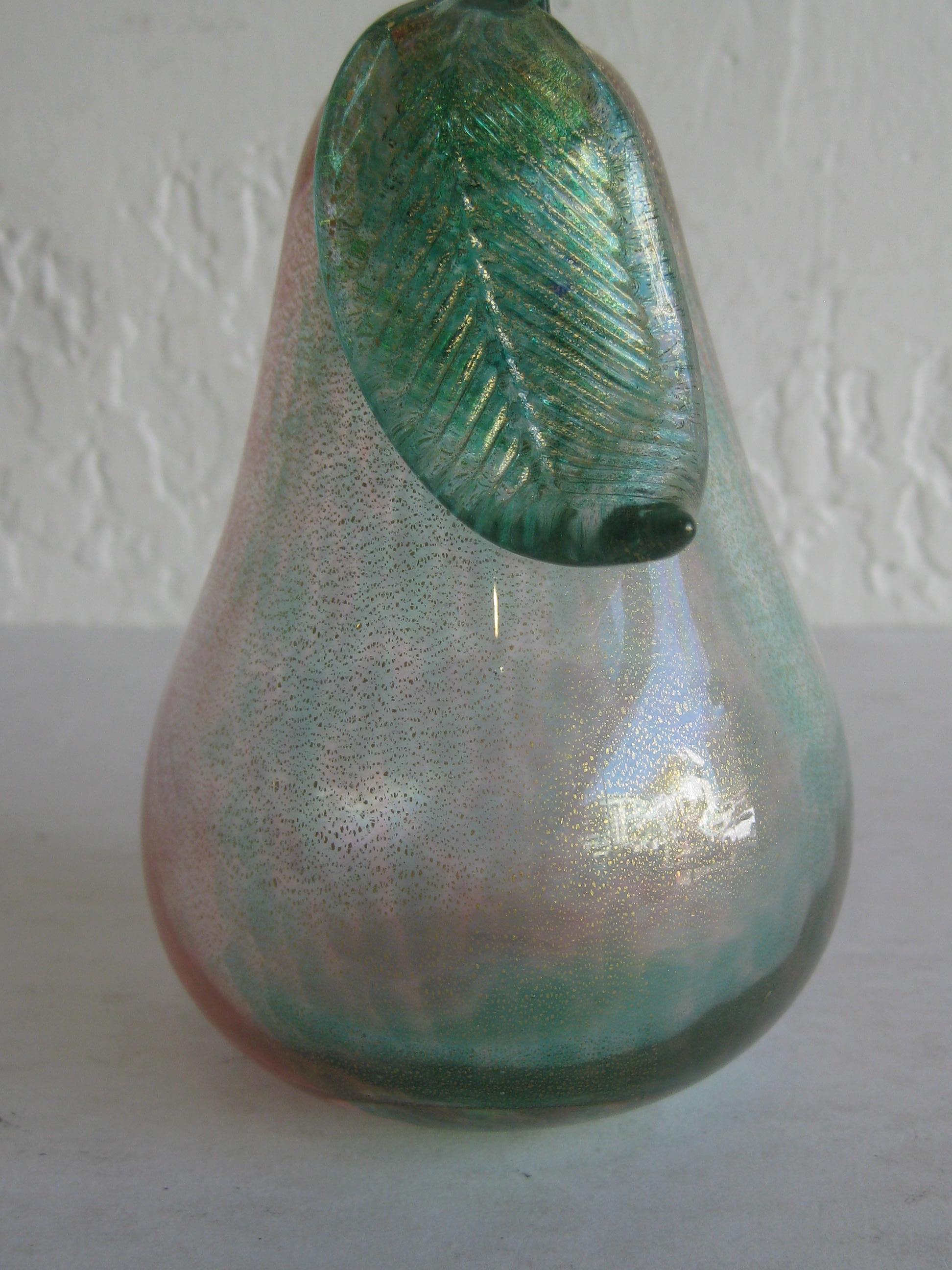 Exquisite Venetian Murano art glass pink and green hand blown figural pear by Alfredo Barbini. Great form and color. Has gold fleck throughout the pear. In excellent condition with no issues. Measures approx. 5 3/4