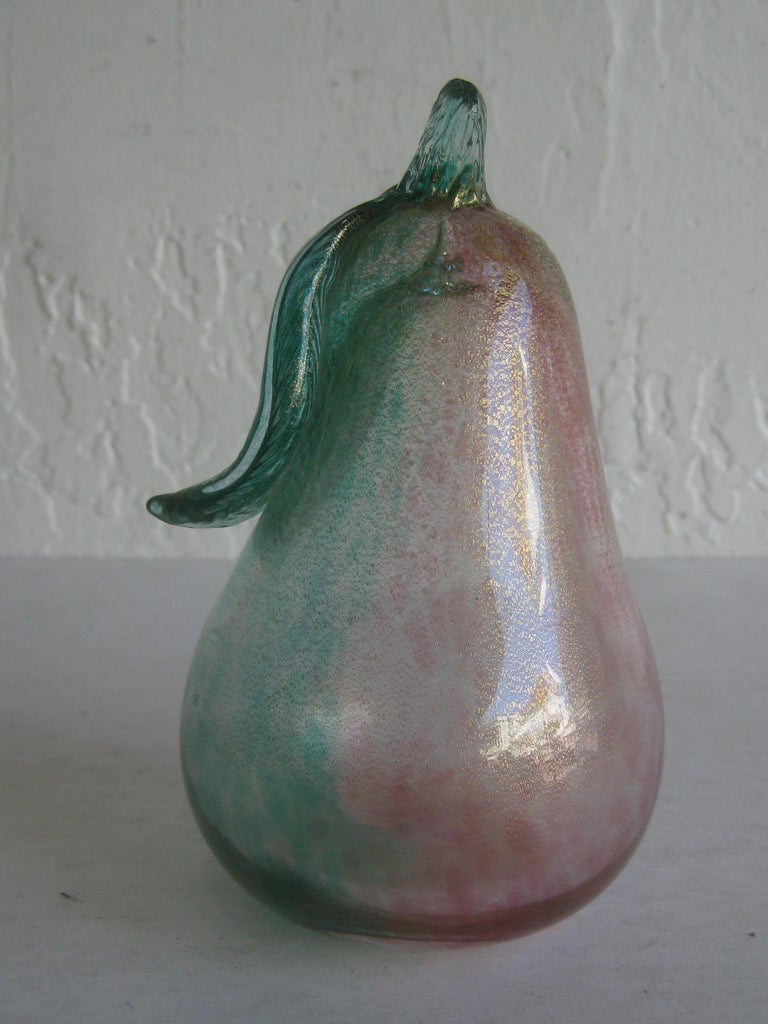 Venetian Murano Art Glass Pink and Green Figural Fruit Pear by Alfredo Barbini For Sale 1