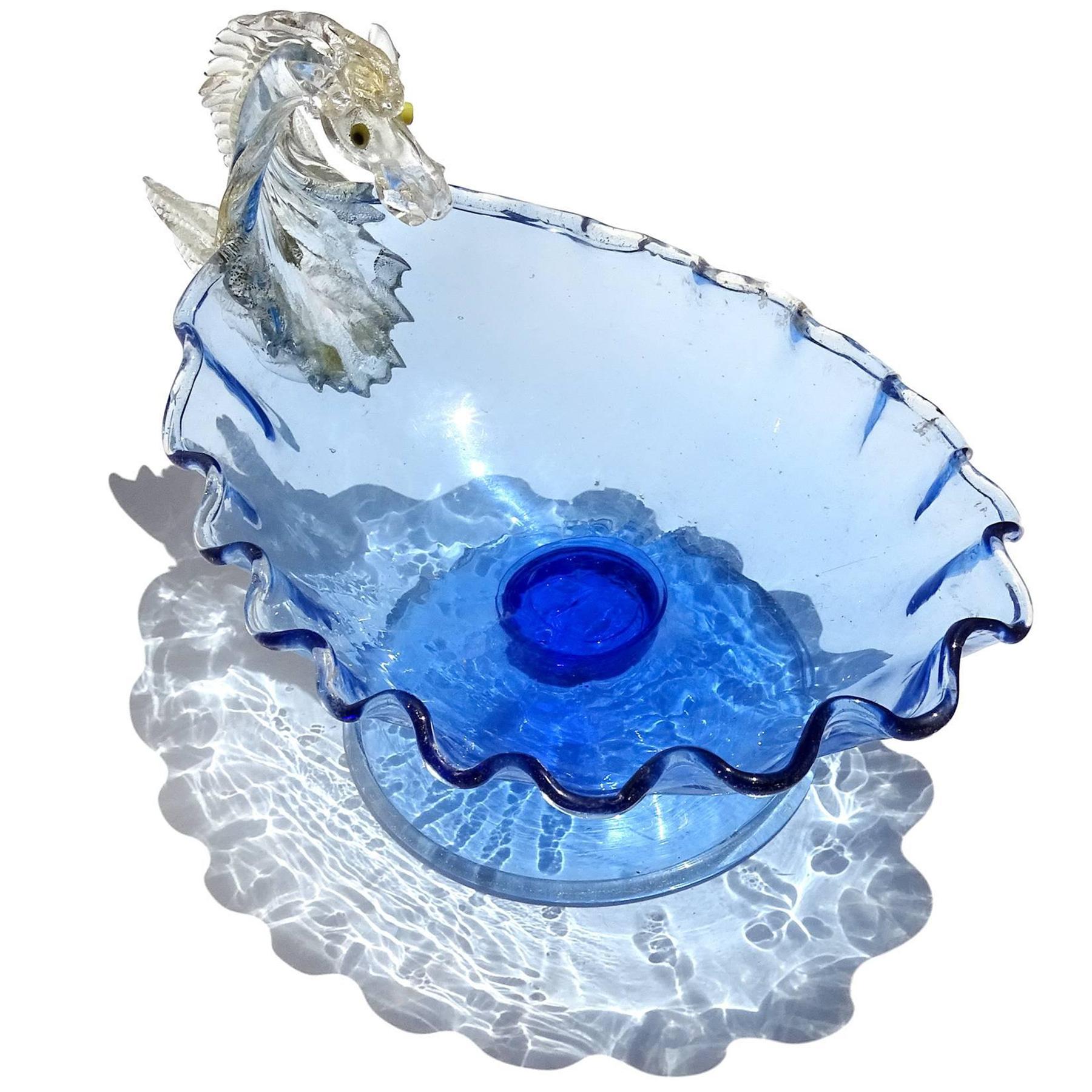 Antiguo cuenco veneciano de Murano soplado a mano de color azul zafiro transparente con detalles dorados de vidrio artístico italiano con forma de caballo Pegaso. Atribuido a las empresas Artisti Barovier / Fratelli Toso, tal como se publicó en el