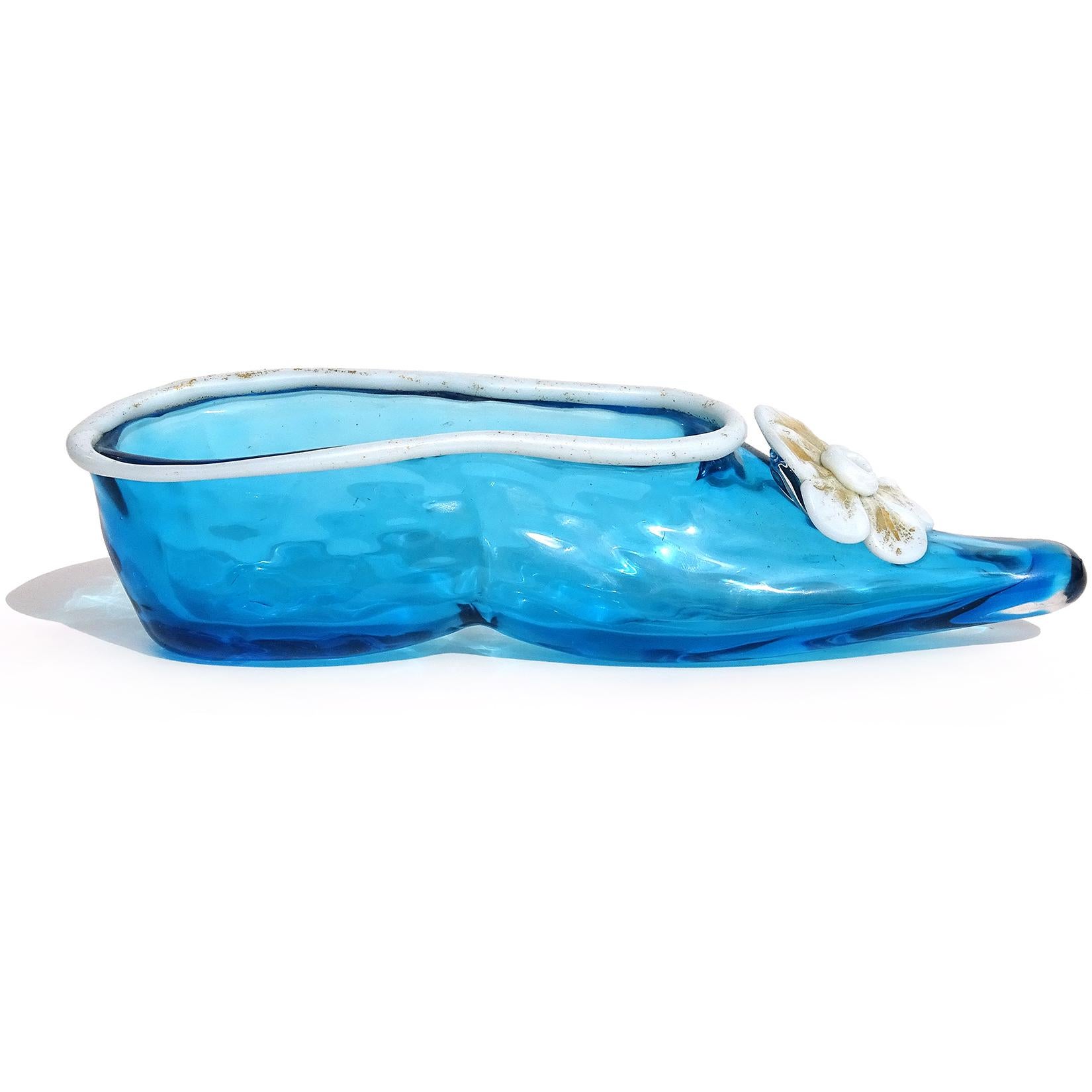 Preciosa zapatilla de ballet antigua de cristal artístico italiano de Murano soplado a mano con motas azules, blancas y doradas. El delicado zapato tiene un suave dibujo acolchado, con borde blanco y decoración floral. Las zonas blancas tienen pan