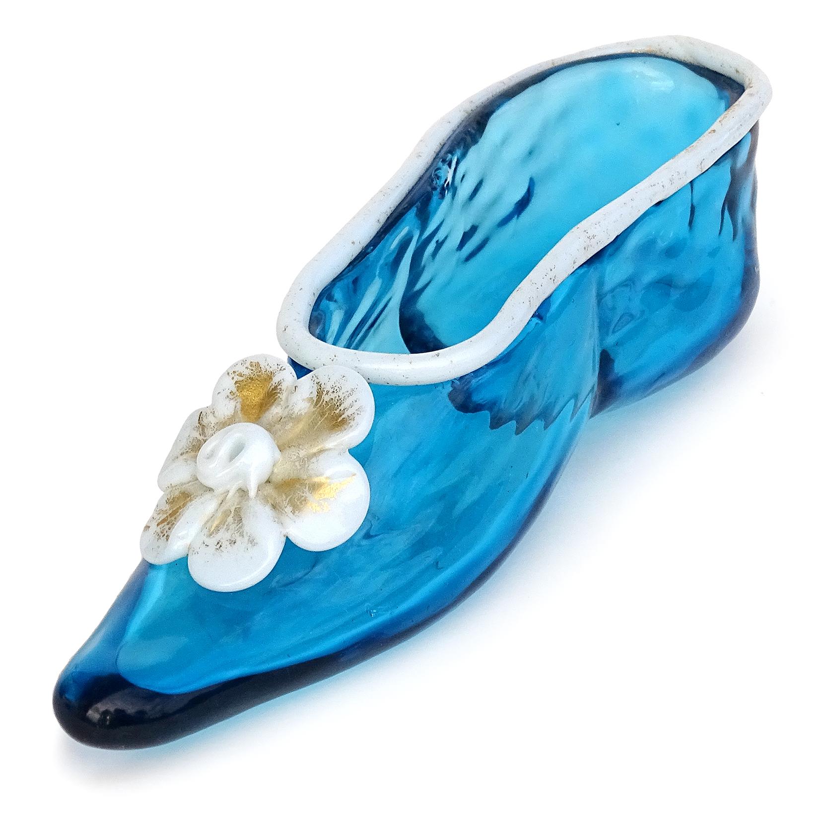 Fait main Chaussure de ballet vénitienne en verre d'art italien de Murano, bleu, blanc et paillettes d'or en vente