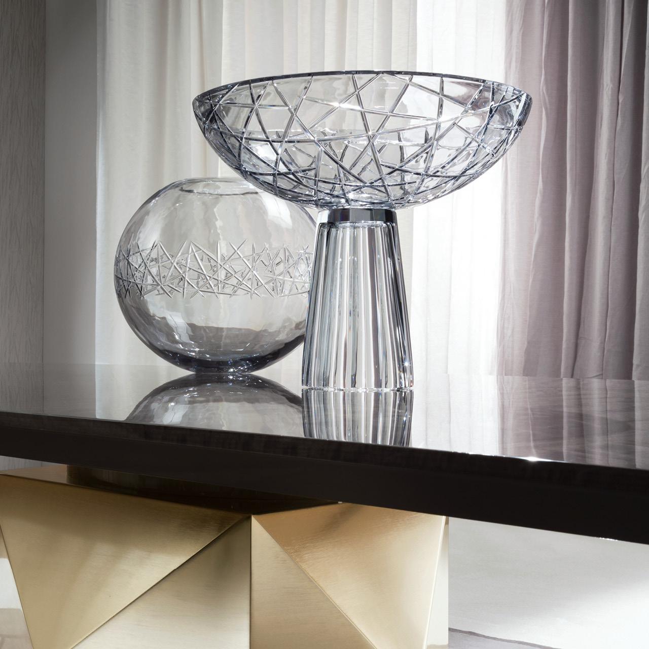 Vaso centrale Giorgio Collection Elettra 
in vetro soffiato grigio di Murano.

diam. cm 43 x 39H
diam. 17 