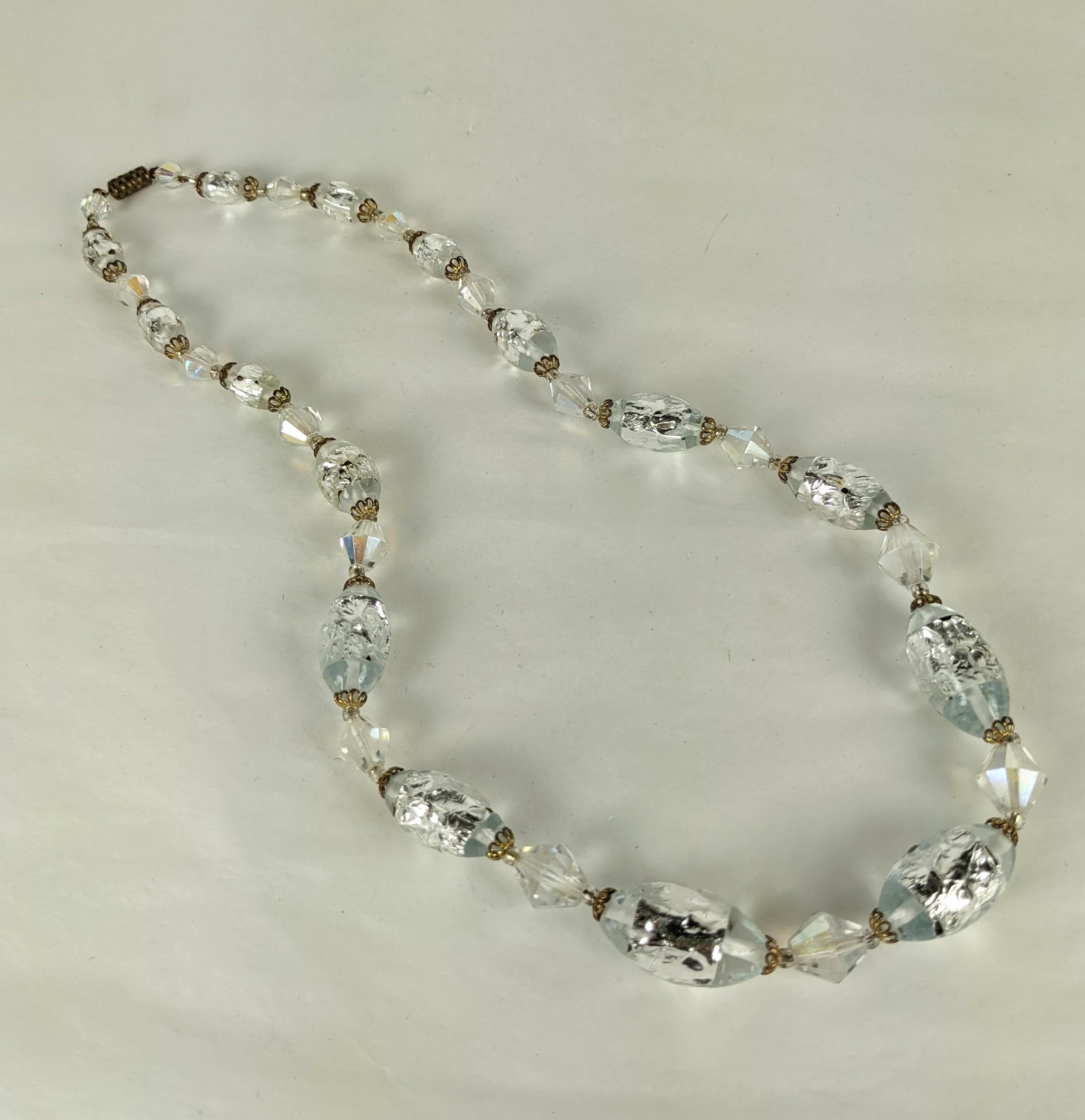 Wunderschöne venezianische Murano-Glasperlen aus den 1950er Jahren. In die Glasperlen werden bei der Herstellung Metallfolienstreifen eingelegt, die dann mit filigranen Kappen und facettierten Perlen in Aurora-Kristall versetzt werden. Größte Perle