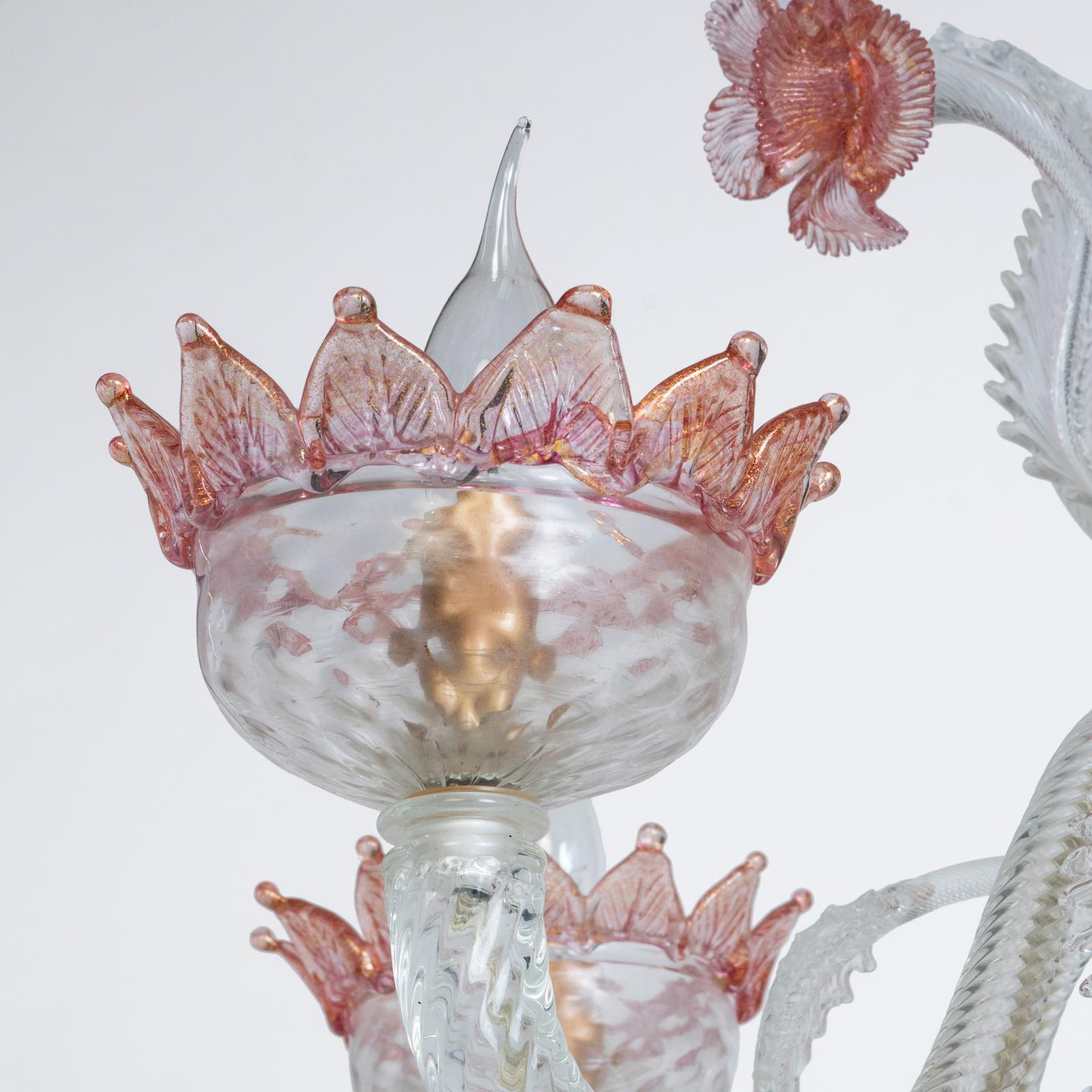 Italiano Lampadario a 6 luci in vetro di Murano bianco e rosa in vendita