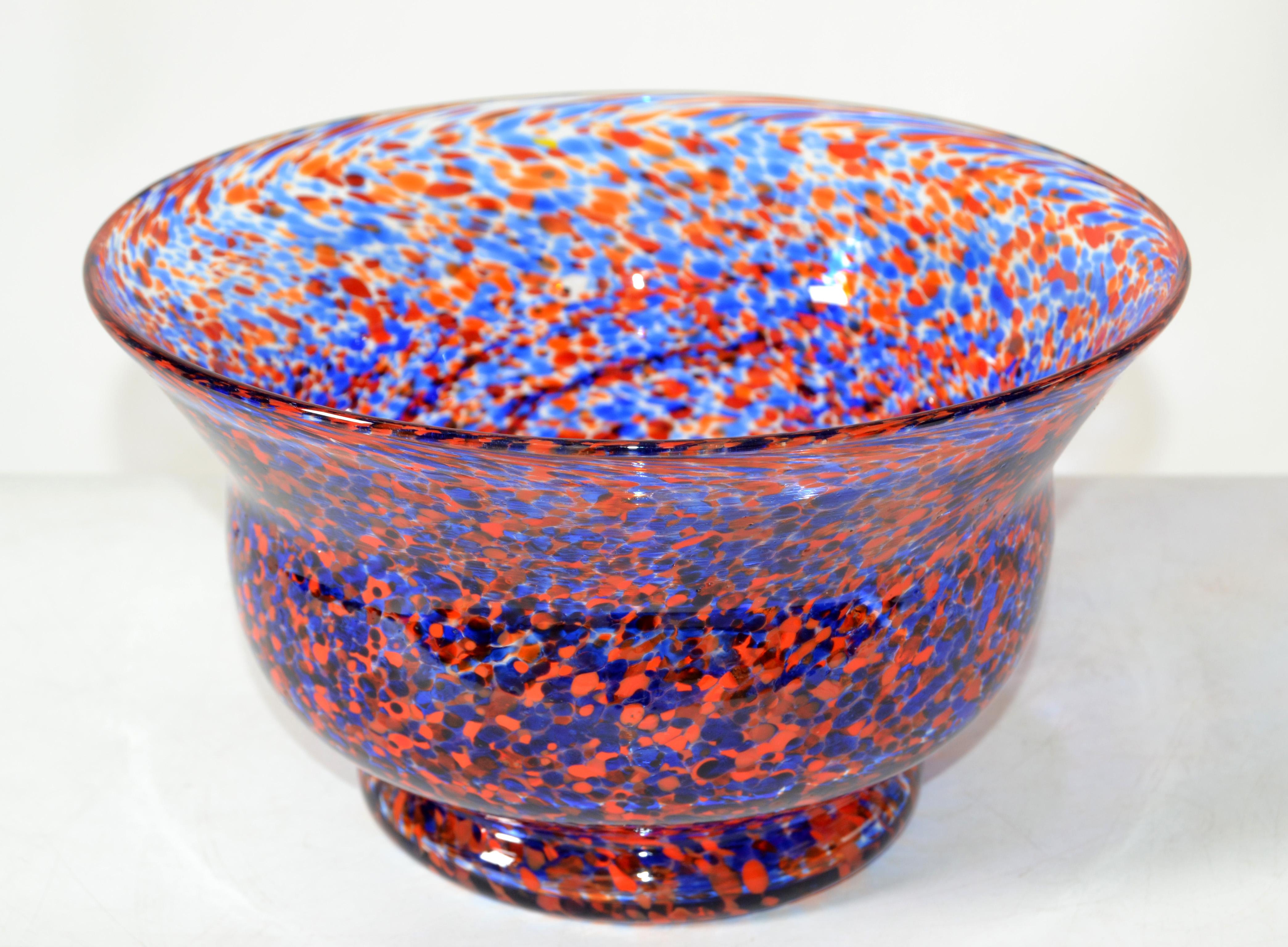 Handmade Venetian murano glass bowl in the color of orange and blue.
Mid-Century Modern centerpiece from Italy.