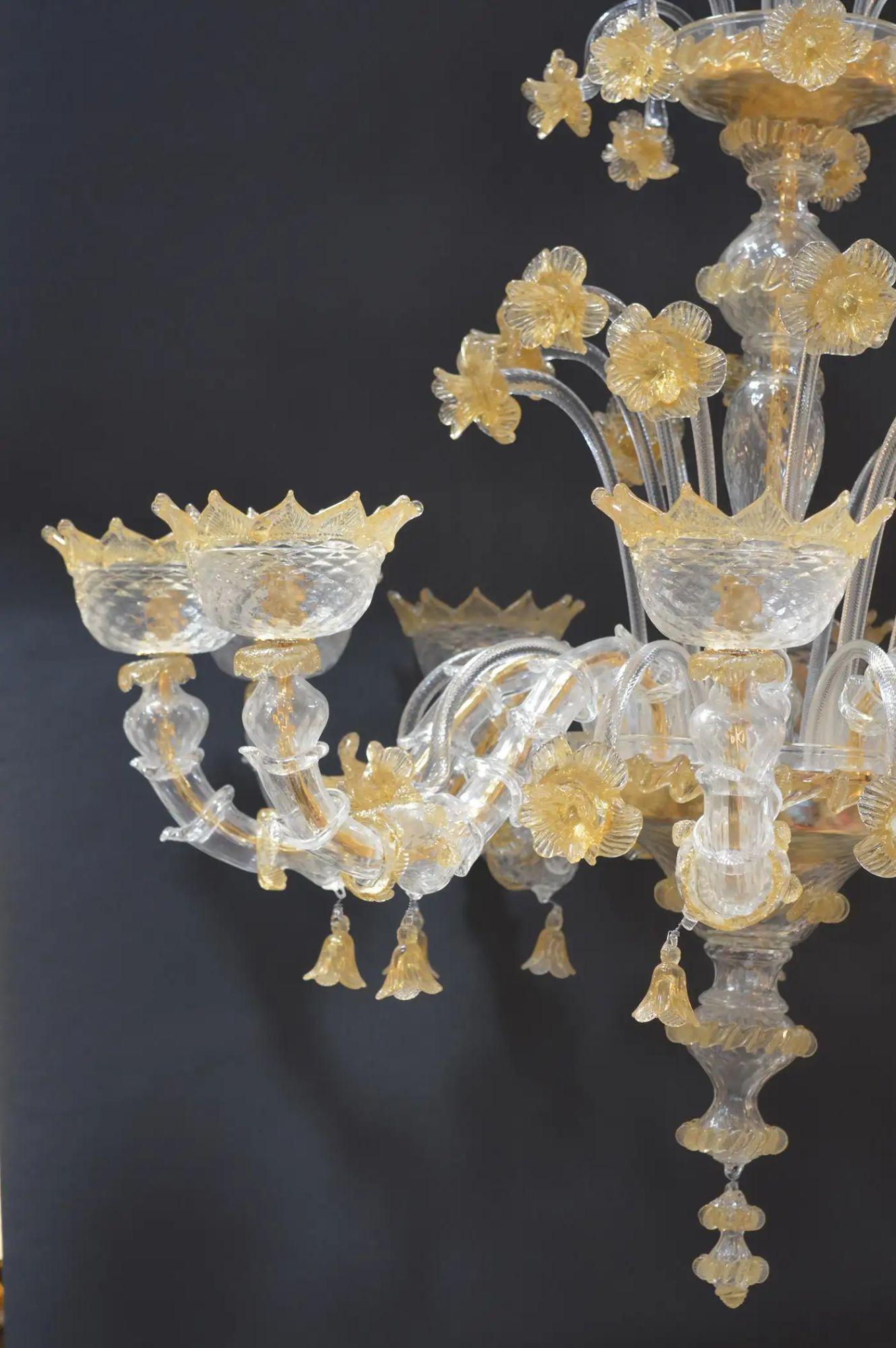 Venetian Murano Glass Chandelier with Gold Flecked Floral Details, Italy 21st C. In Good Condition For Sale In Los Angeles, CA