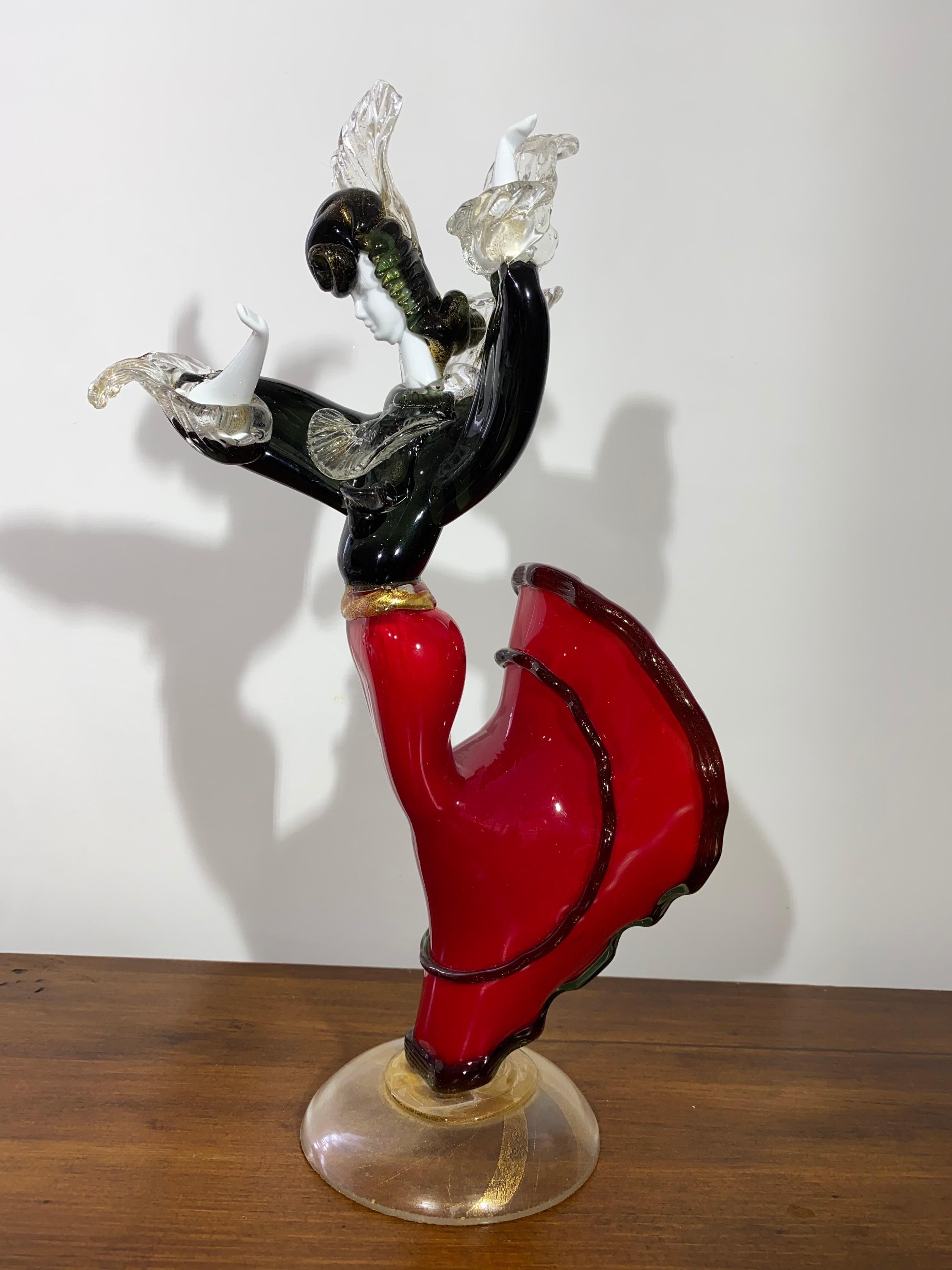 Elégante et allongée sculpture de Murano soufflée à la main représentant une danseuse de flamenco.