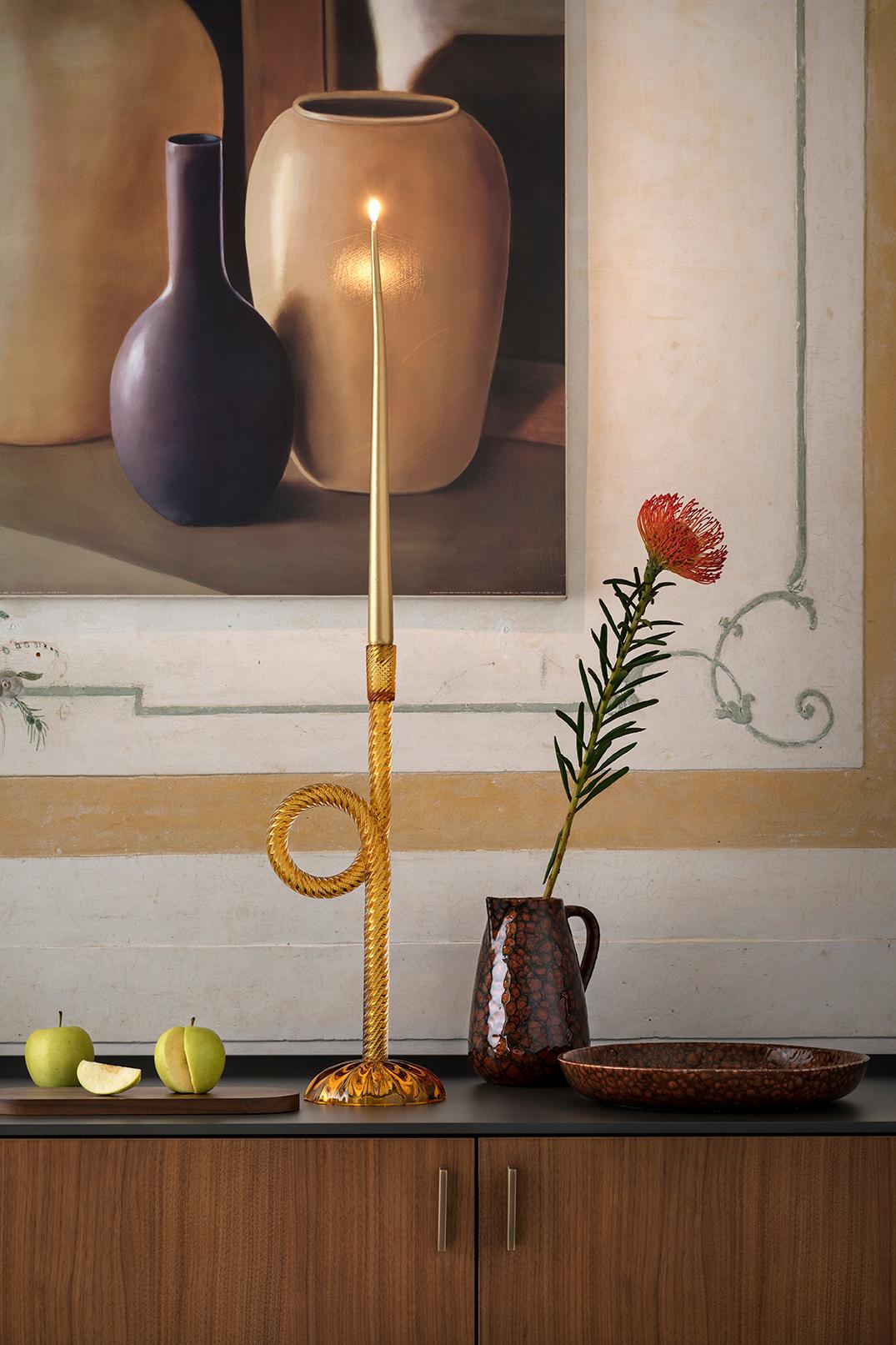 Aina Kari pays tribute to the Venetian Lagoon city. The Knots and ropes are part of Venetian everyday life, this original and contemporary candlestick holder highlights the expertise to twist the blown glass at 360 degrees.