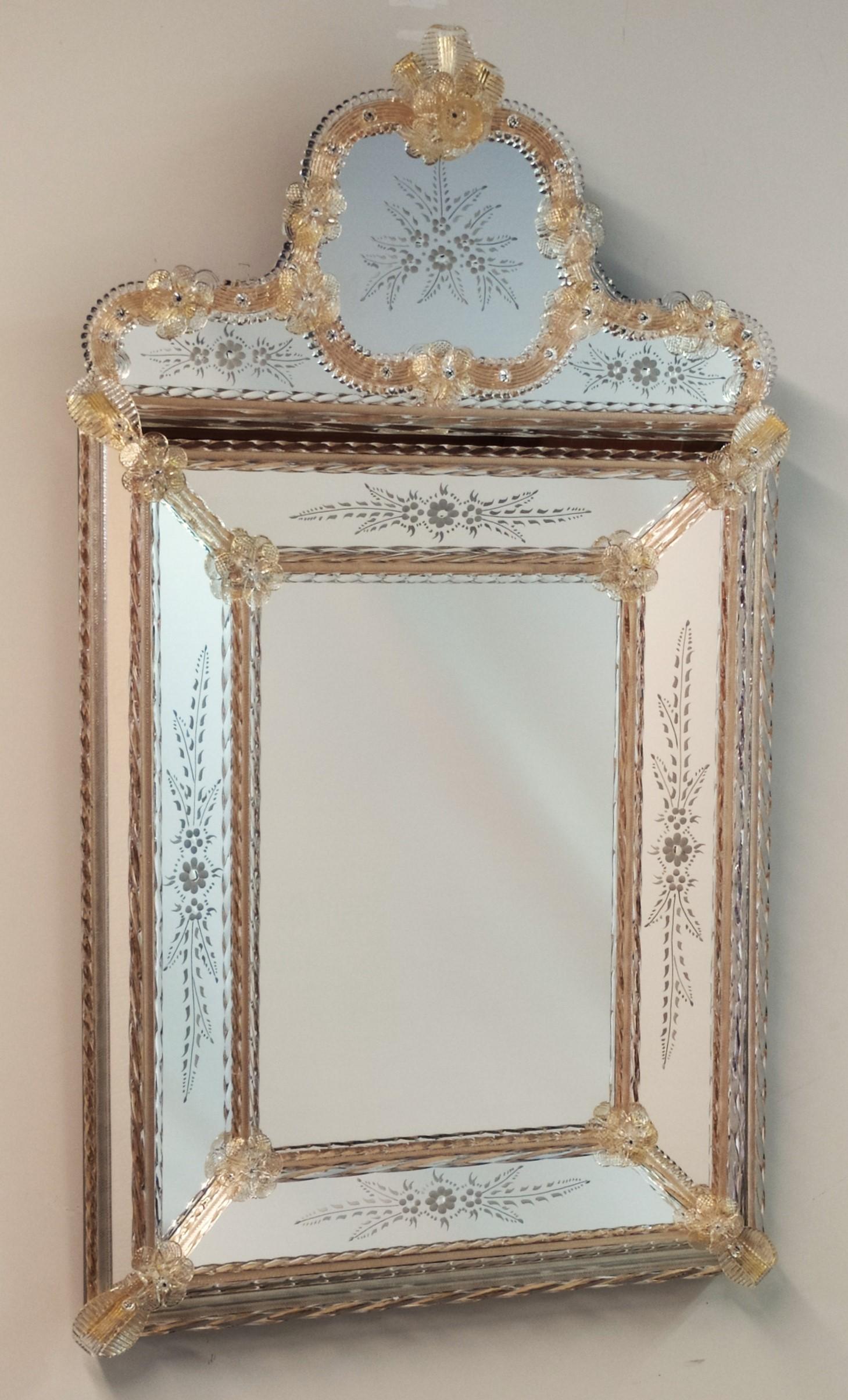 Specchio in stile veneziano realizzato su disegno dei Fratelli Tosi, in vetro di Murano, interamente lavorato a mano seguendo le tecniche dei nostri avi. Specchio composto da un rettangolo centrale con cornice in cristallo e oro in vetro di Murano e