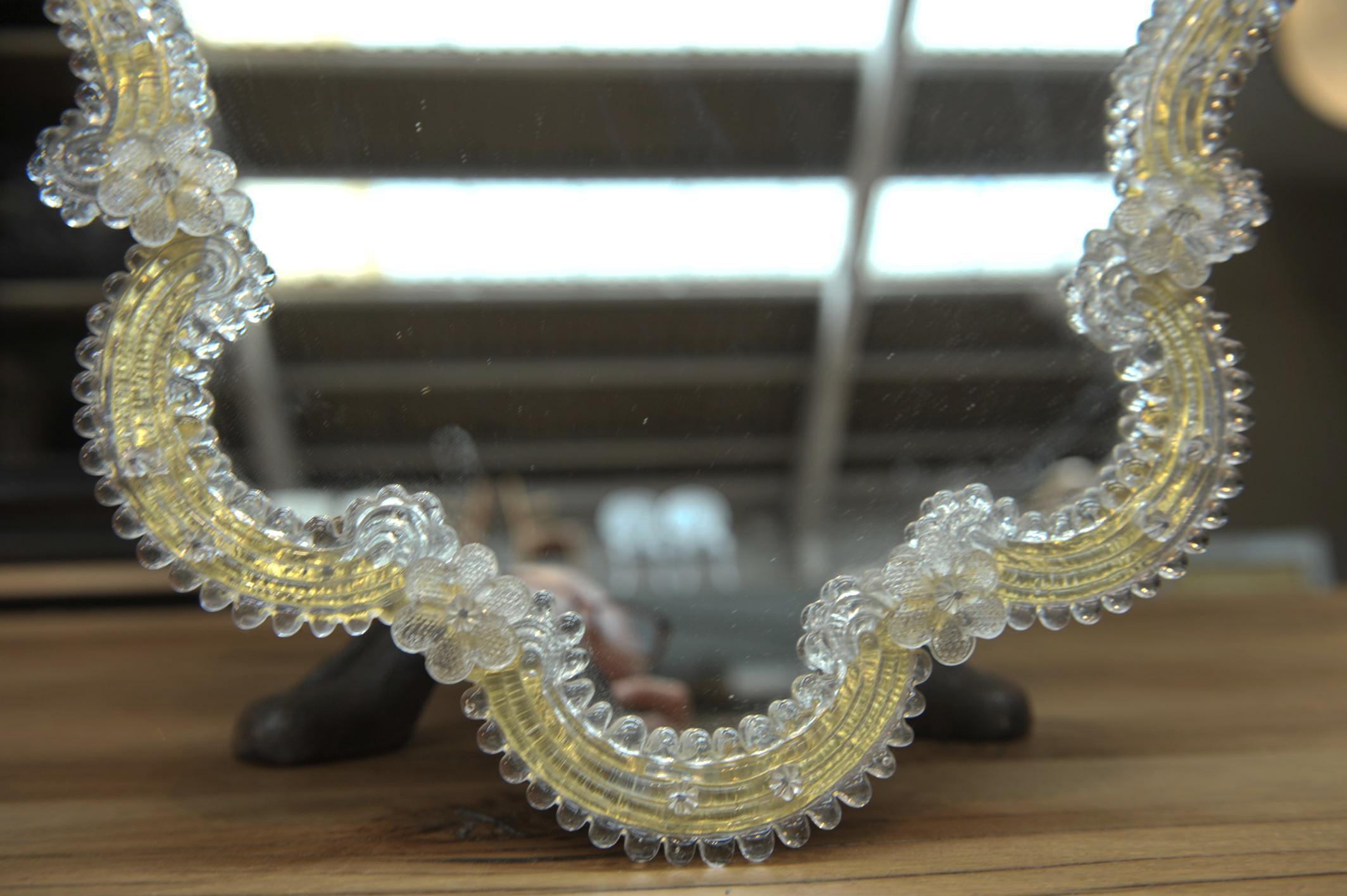 Specchio da parete in vetro di Murano in vetro chiaro e giallo colorato con decorazioni di fiori fini su cornice in legno, circa 1950. Tutto in perfette condizioni.