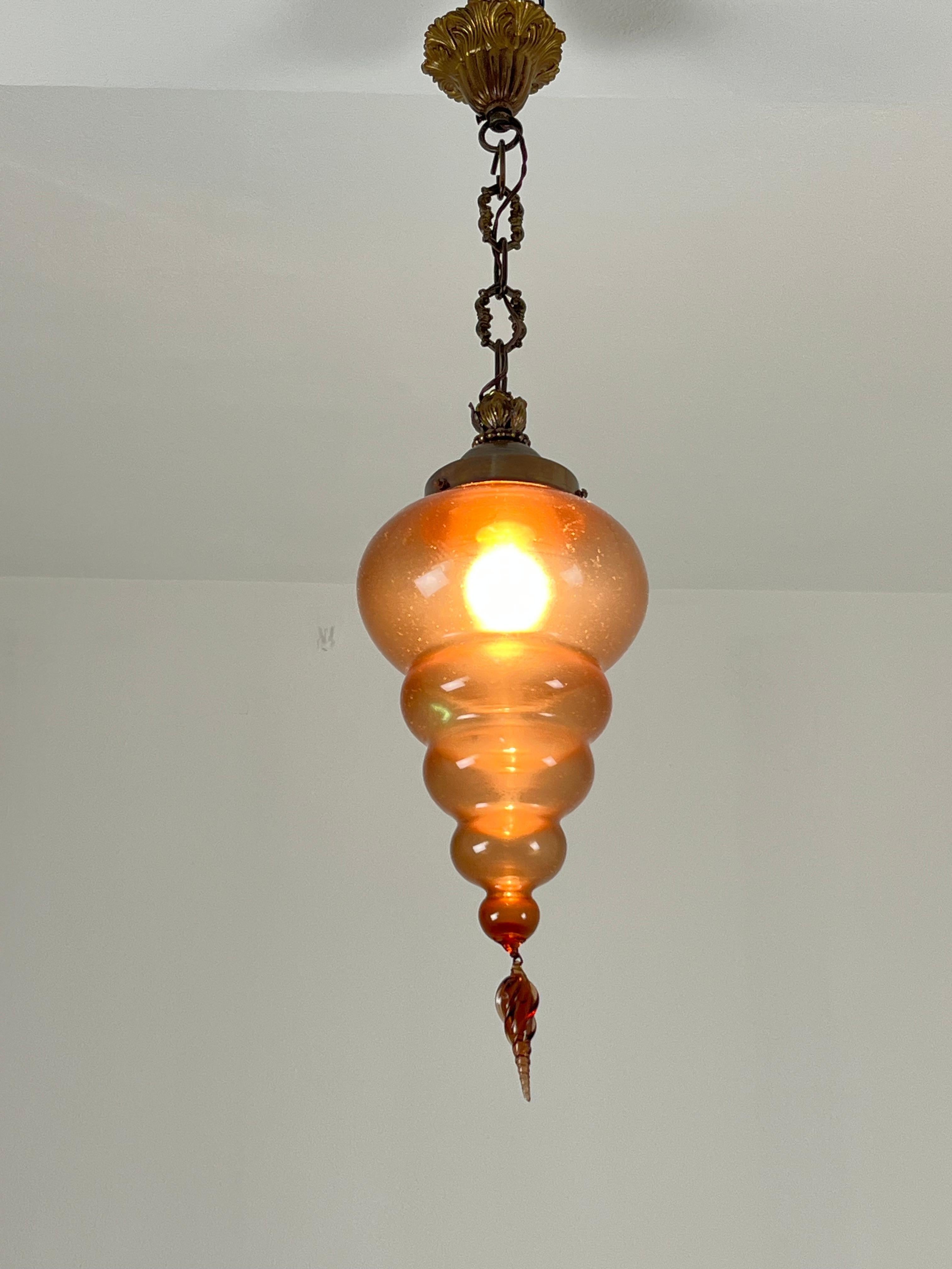 Lampada a sospensione in vetro di Murano, anni '40
In buone condizioni, struttura in metallo.
Realizzato a mano, come testimoniano le piccole bolle d'aria che si possono vedere all'interno del bicchiere.
E27  lampada.