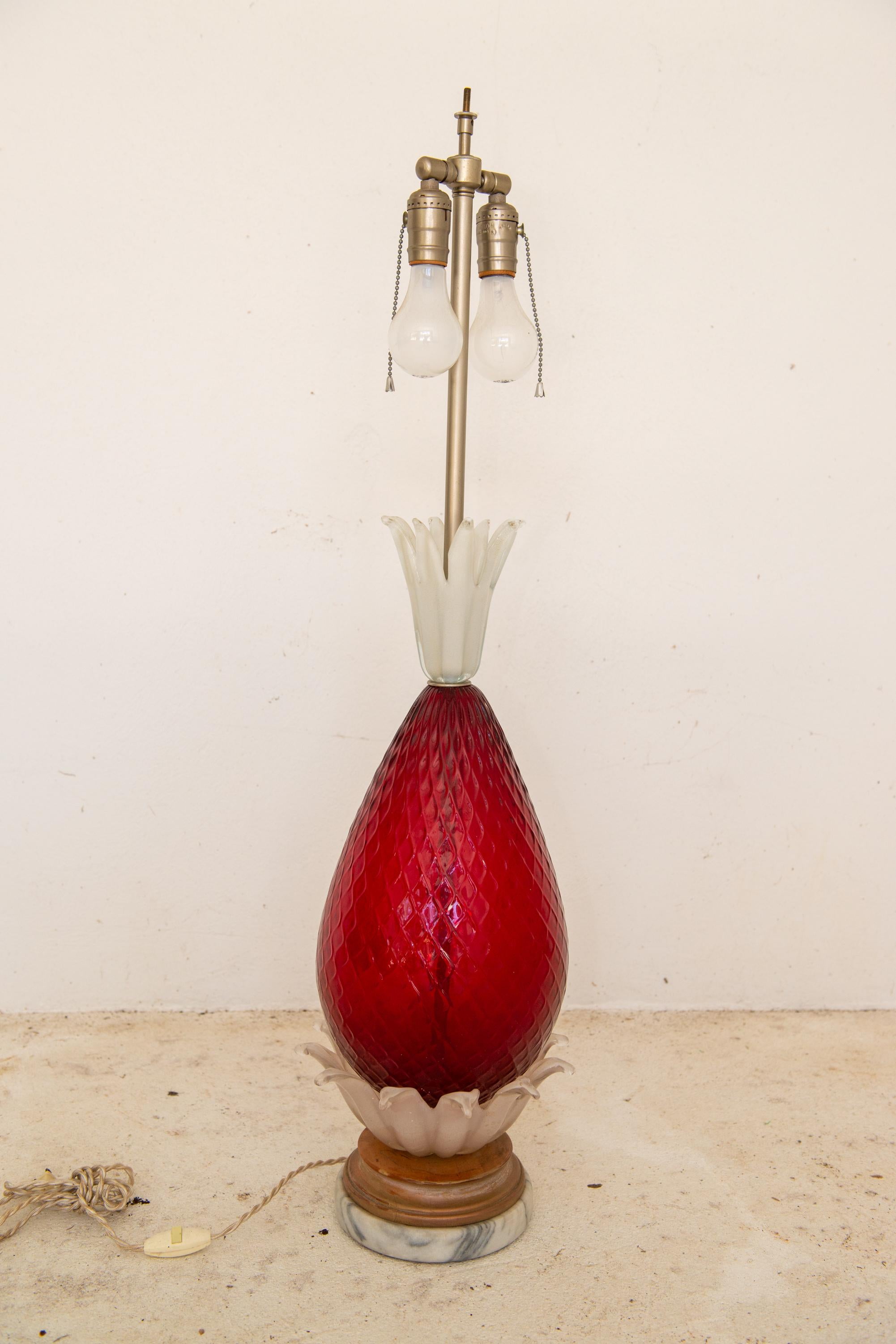Gran lámpara espectacular de cristal de Murano. La base hasta la parte superior de la piña es de 24