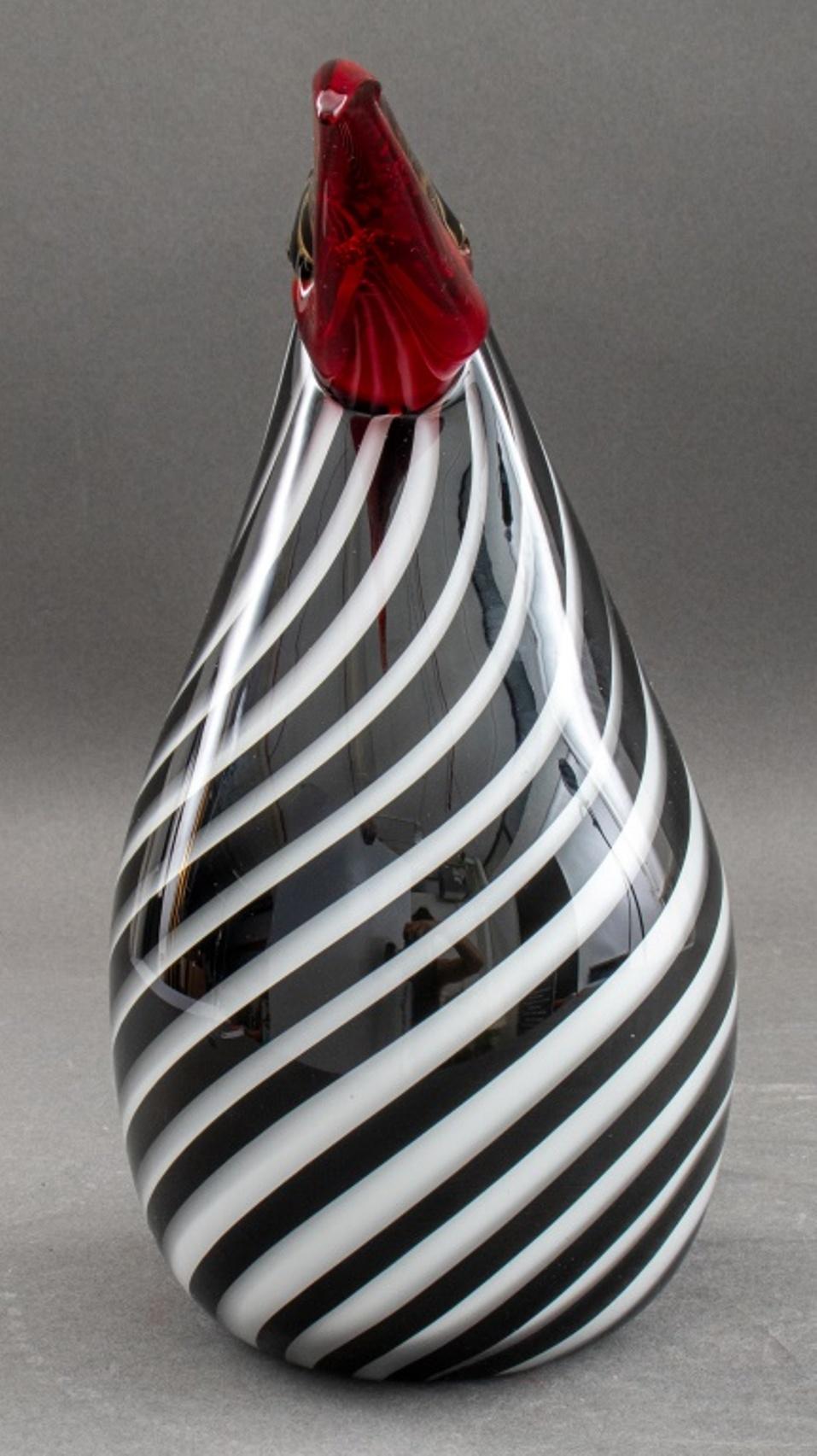Figurine de toucan vénitien en verre de Murano, le corps en verre soufflé en spirale noir et blanc avec un bec écarlate et or, apparemment non marqué. 

Dimensions : 9,5