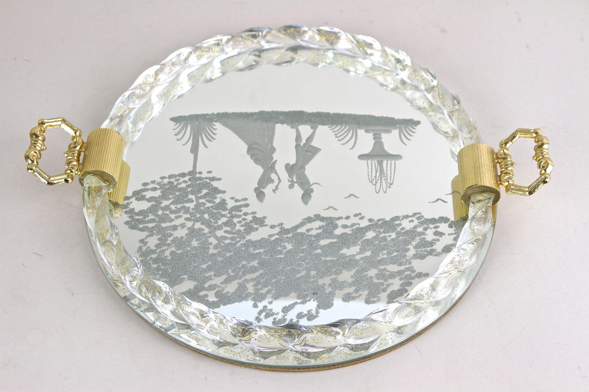 Bandeja/plato de cristal de Murano veneciano con grabados, escamas de oro de 24 quilates, IT ca. 1960 siglo XX en venta