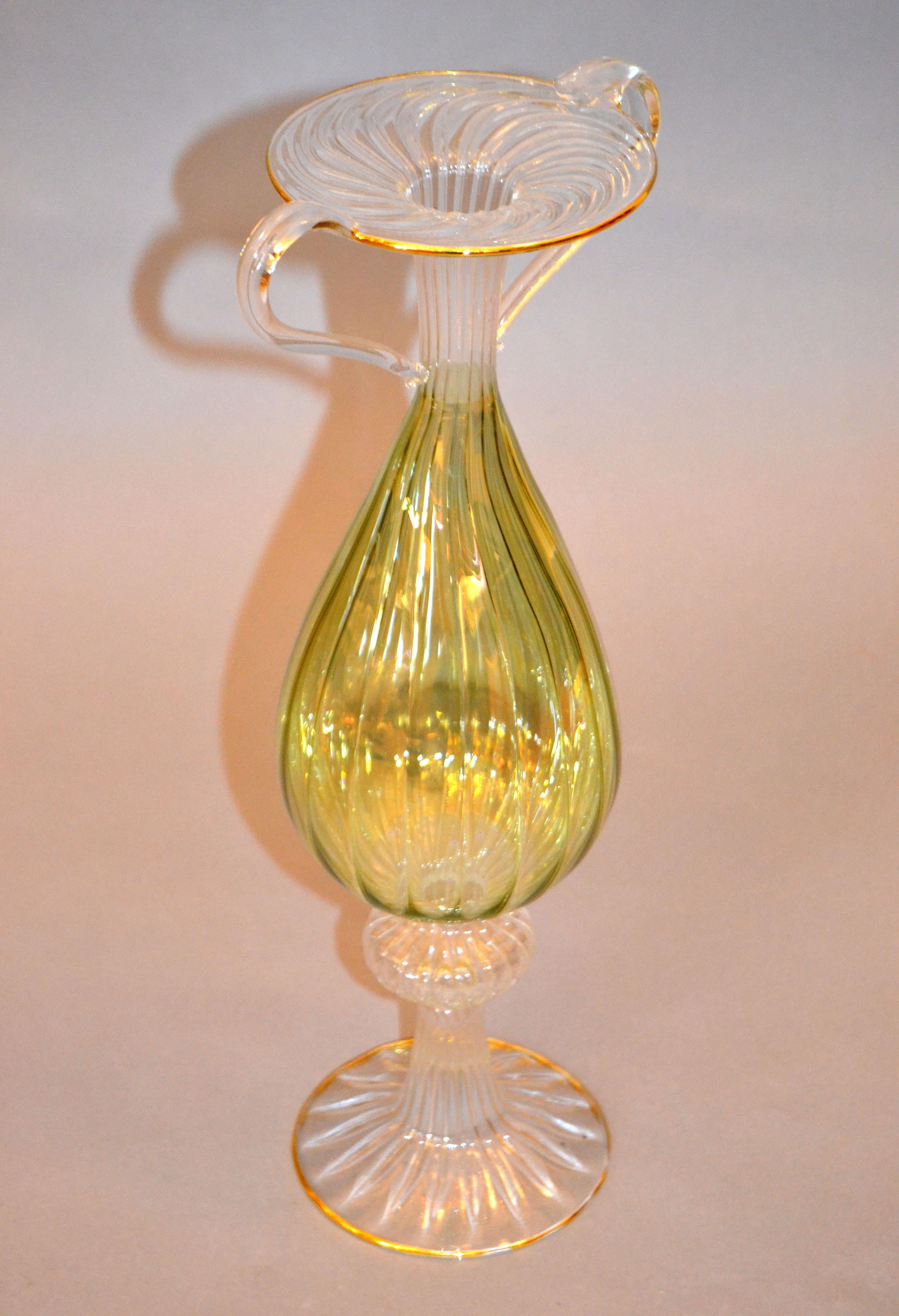 Metà XX secolo Vaso da fiori alto in vetro soffiato a mano di Murano, verde oro e trasparente in vendita