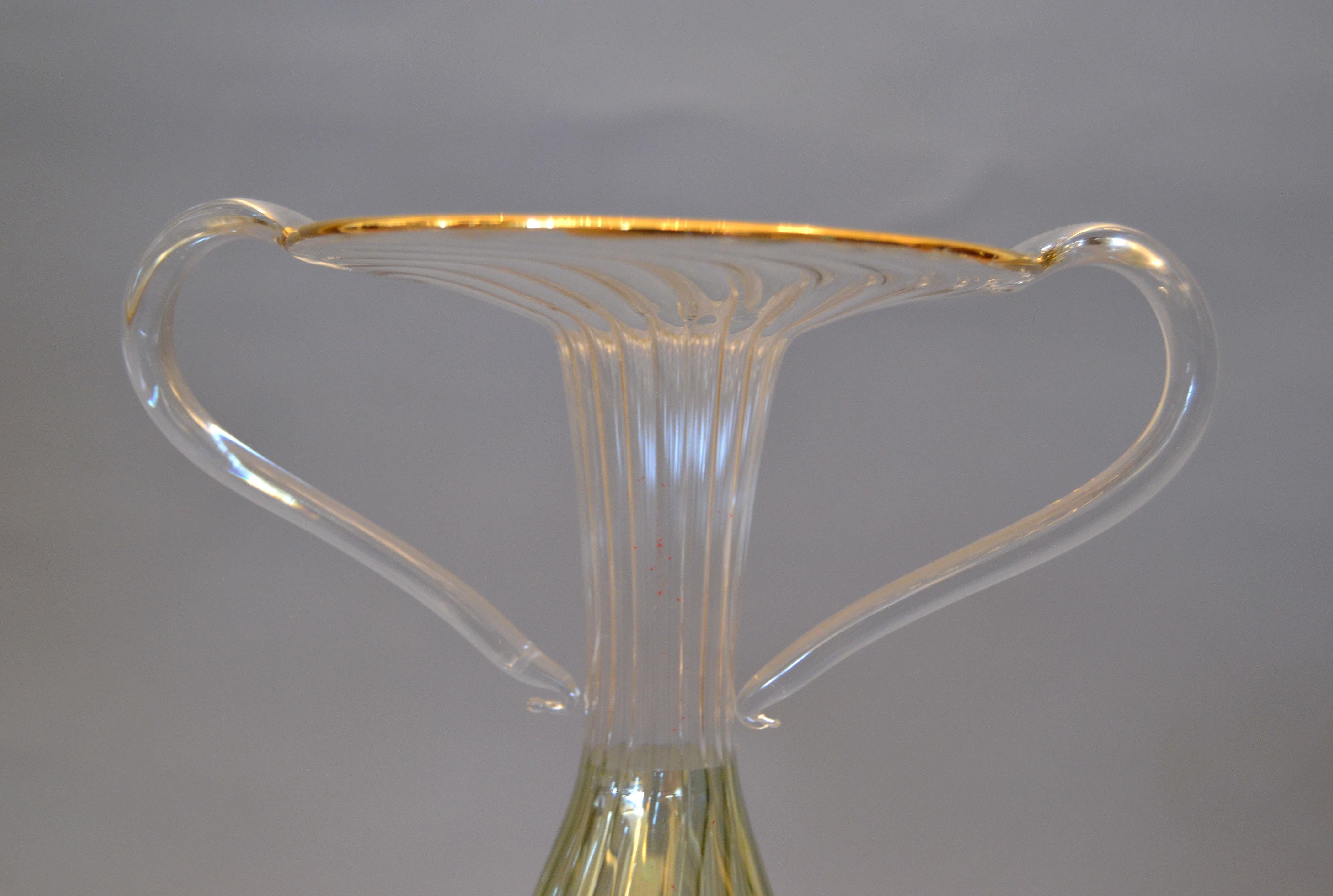 Vaso da fiori alto in vetro soffiato a mano di Murano, verde oro e trasparente.

A-437-335

