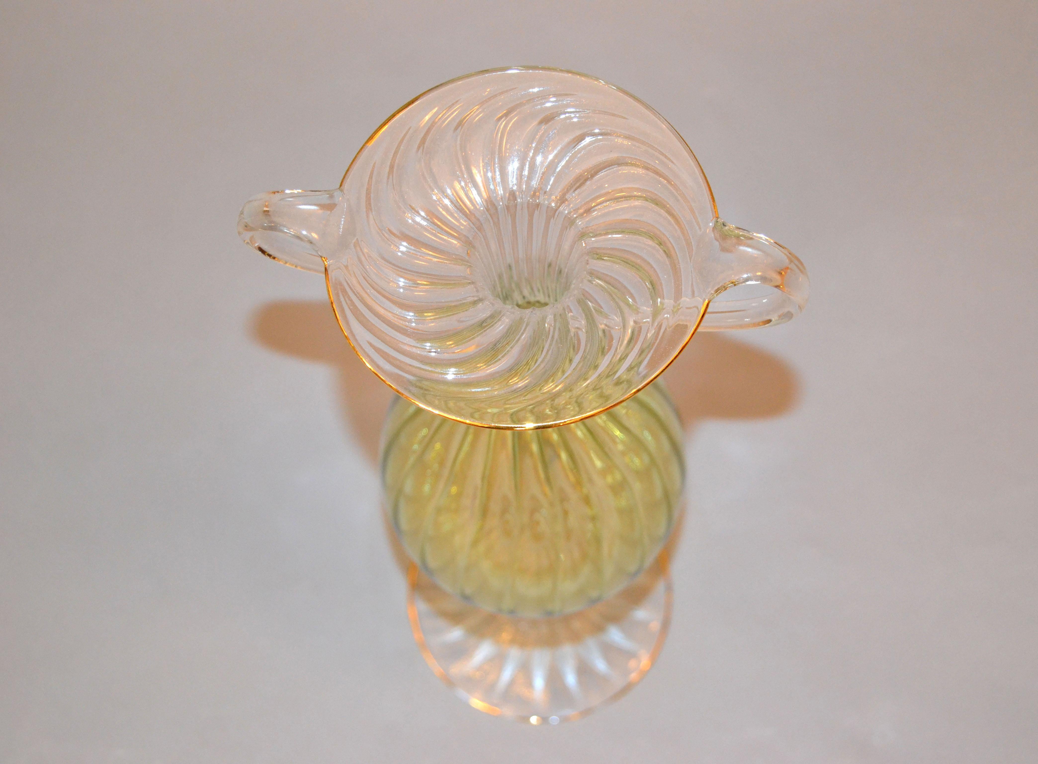 Vittoriano Vaso da fiori alto in vetro soffiato a mano di Murano, verde oro e trasparente in vendita