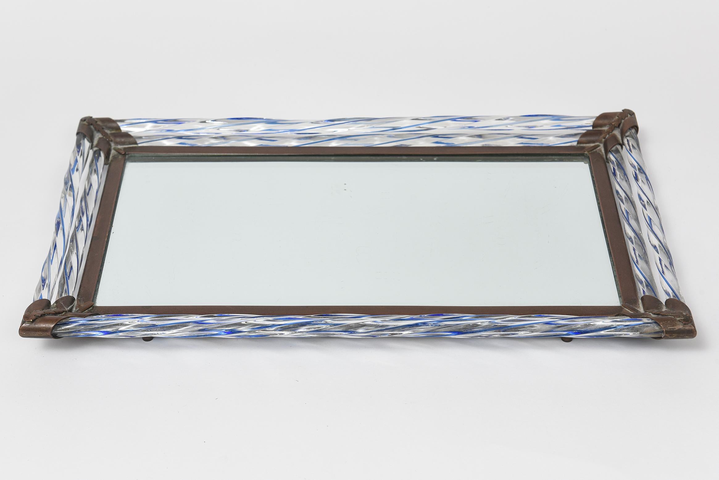 Venezianisches Muranoglas-Spiegeltablett mit gedrehten blauen Glasstäben und Messingbeschlägen (Italienisch) im Angebot