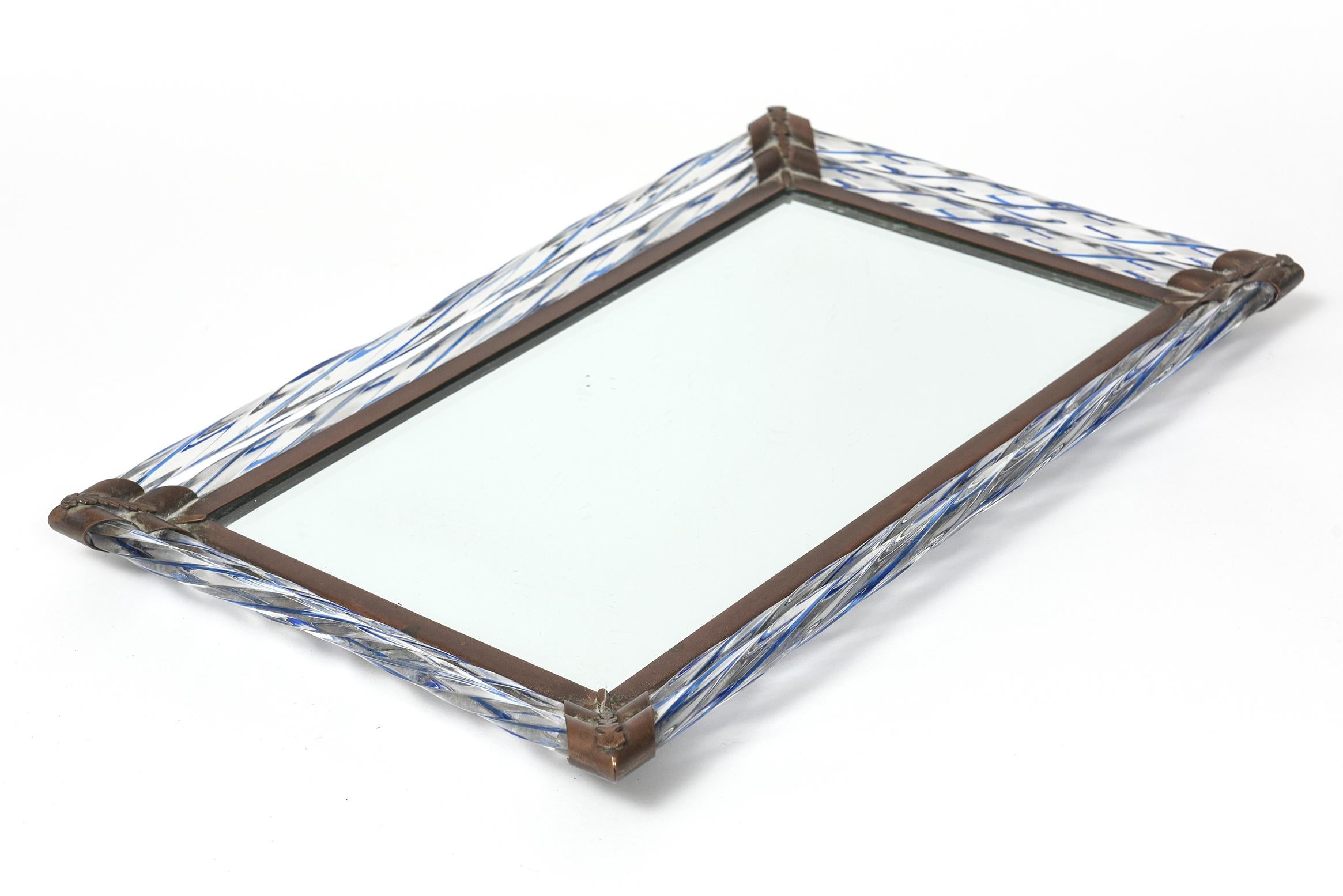 Venezianisches Muranoglas-Spiegeltablett mit gedrehten blauen Glasstäben und Messingbeschlägen (Mitte des 20. Jahrhunderts) im Angebot