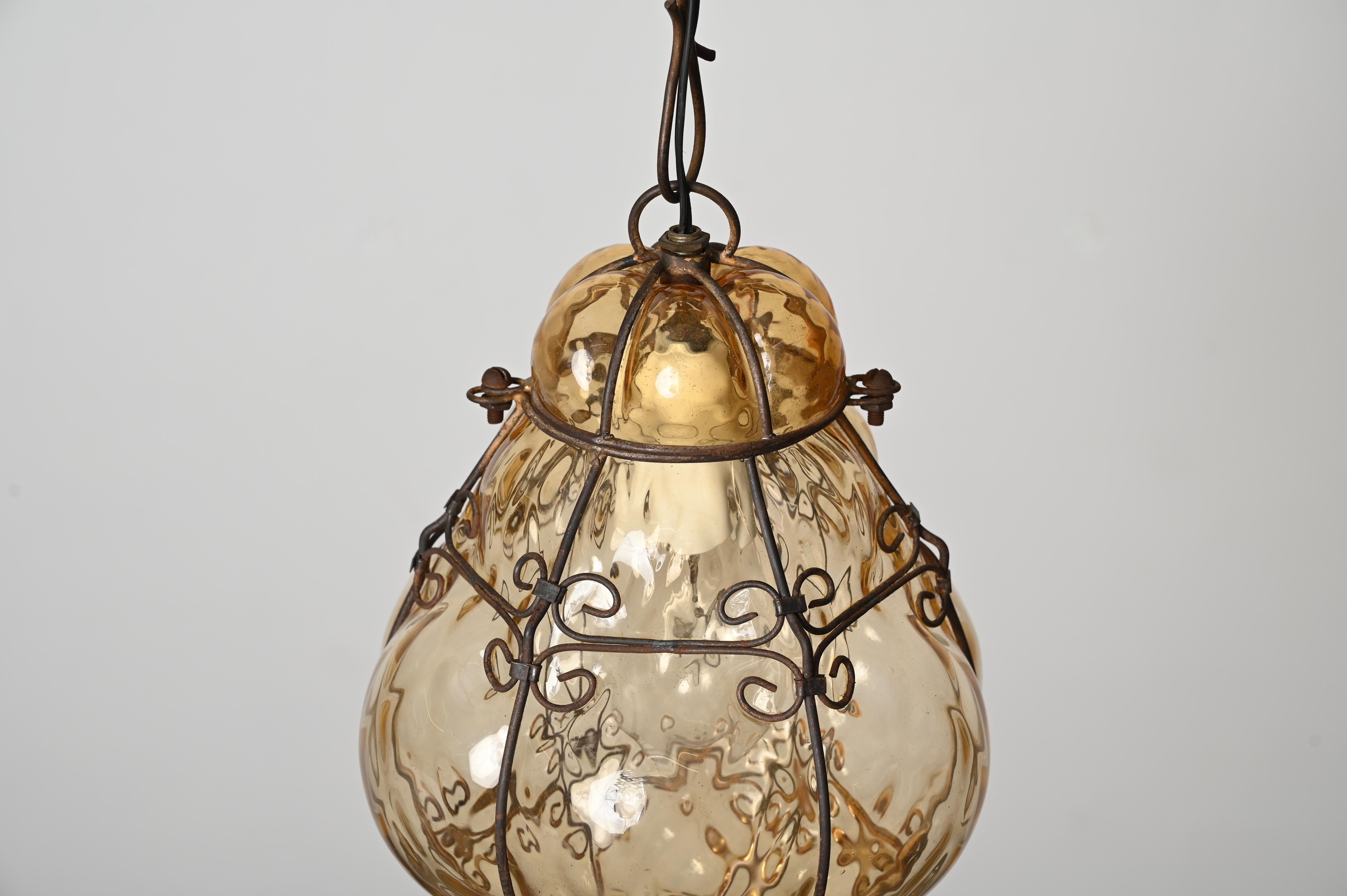 Venetian Murano Mouthblown Amber Glass Chandelier with Iron Frame, Italy 1940s In Good Condition In Roma, IT