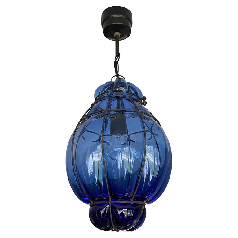 Lampe à suspension vénitienne de Murano avec cadre en verre bleu Saffire  soufflé à la bouche, rare En vente sur 1stDibs